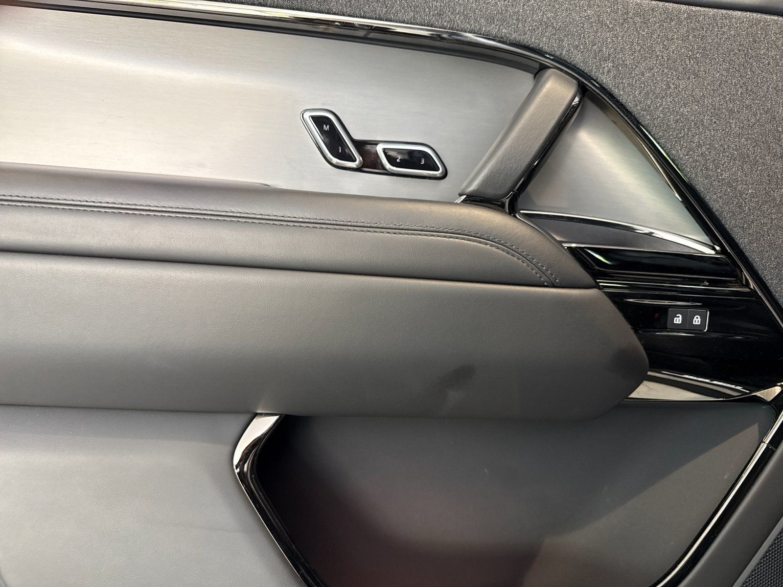 2025 Land Rover Range Rover Sport SE — full photo 10 of 29