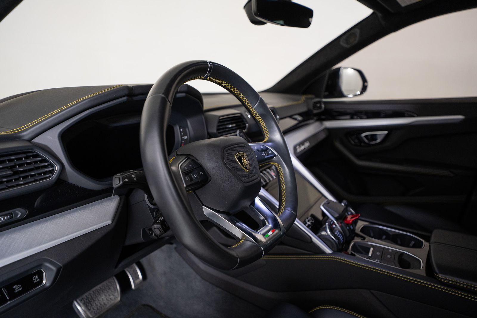 2020 Lamborghini Urus Base — full photo 19 of 53