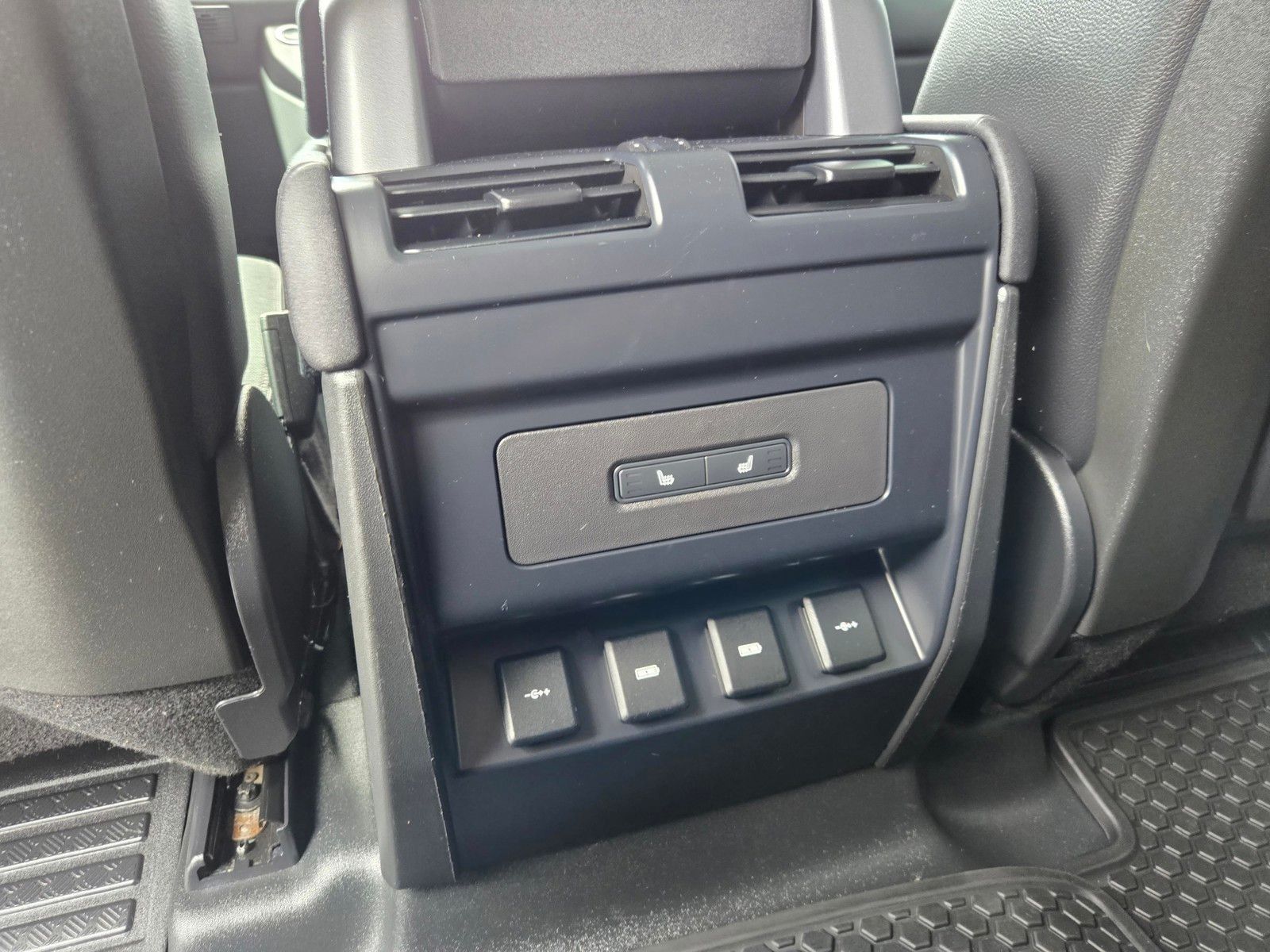 2020 Land Rover Defender 110 SE — full photo 11 of 45