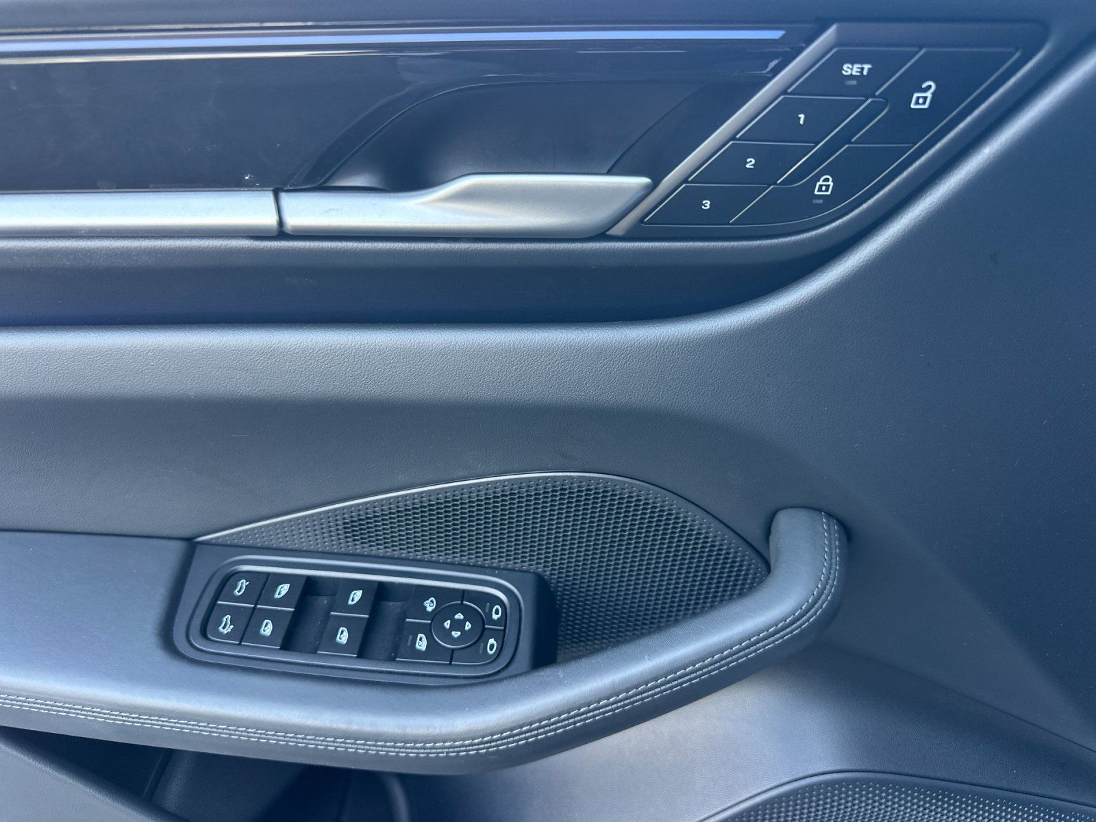 2025 Porsche Macan Electric Base — full photo 12 of 29