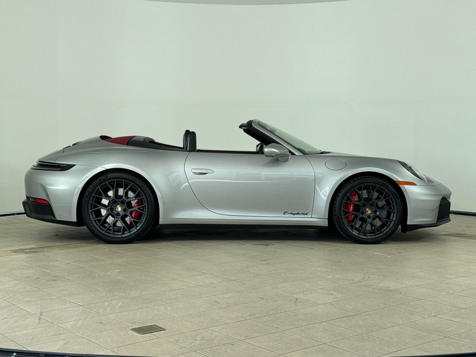 2025 Porsche 911 Carrera 4 GTS — full photo 9 of 28