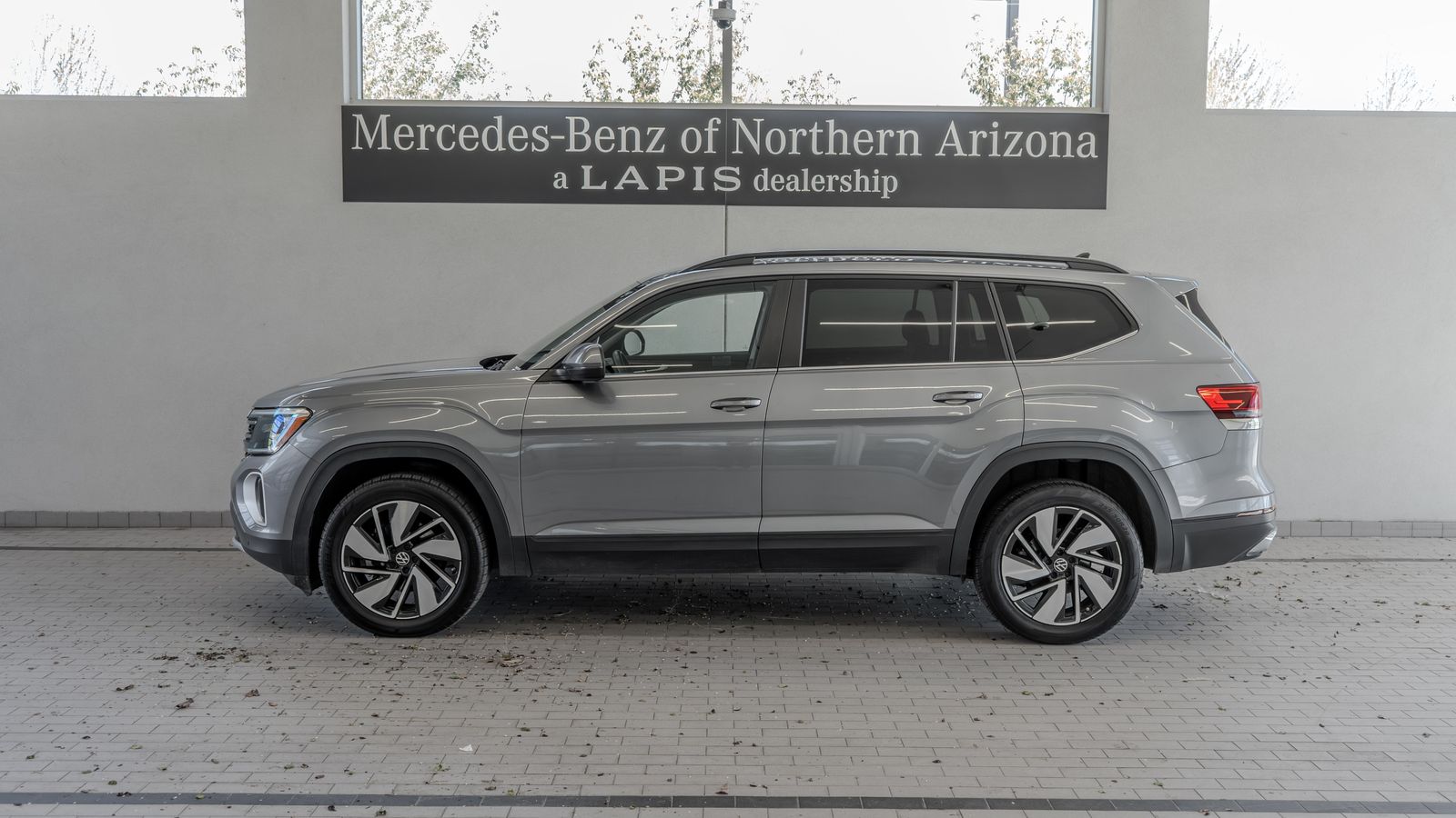 2024 Volkswagen Atlas 2.0T SE w/Technology — full photo 2 of 35