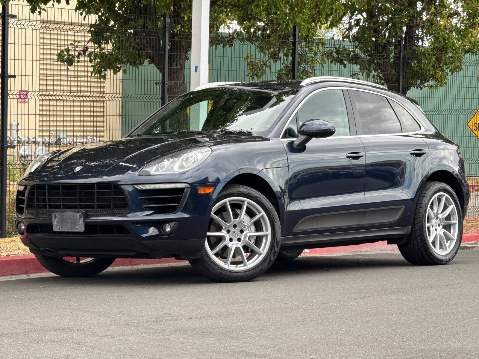 2017 Porsche Macan S — full photo 2 of 29