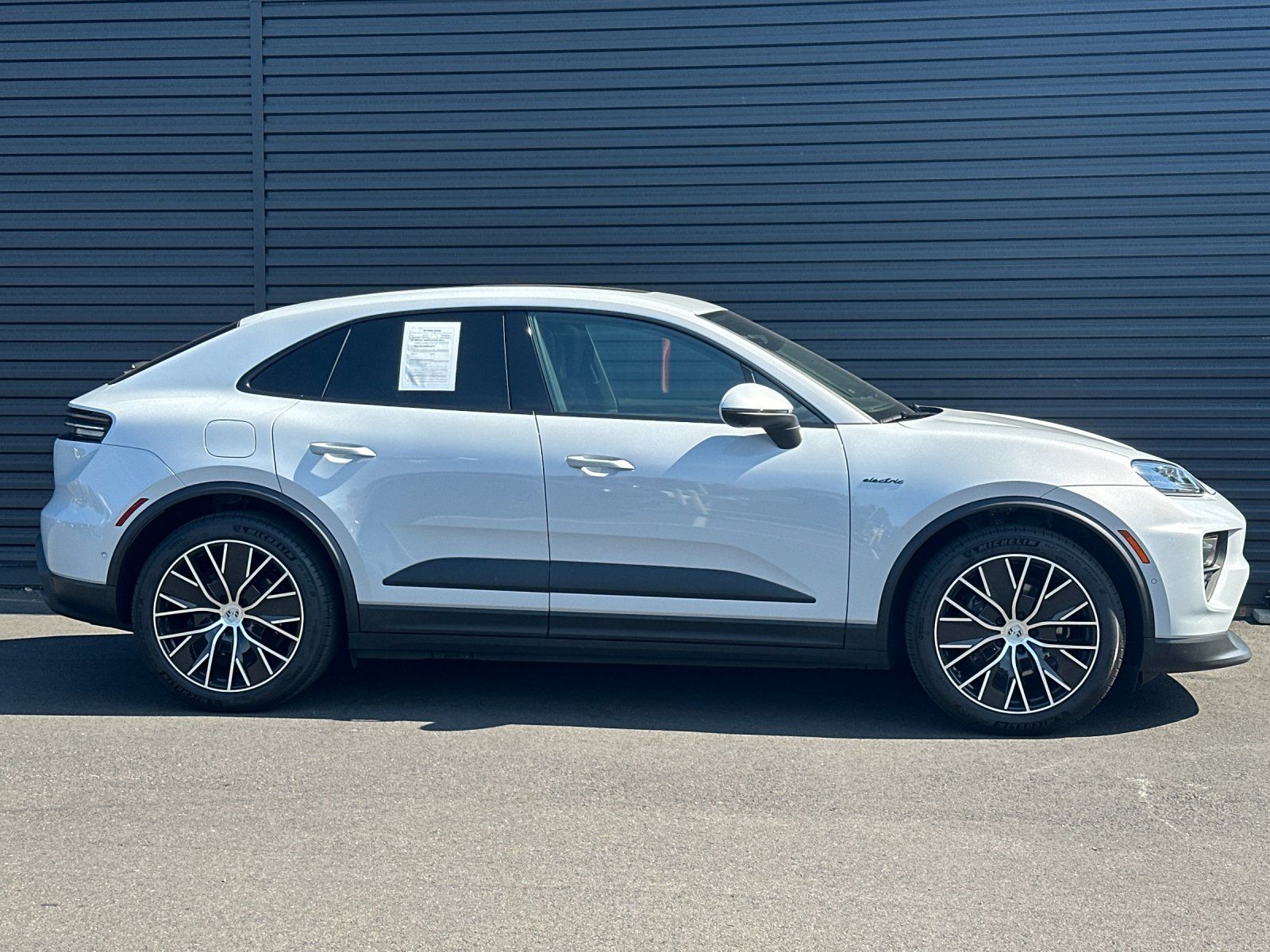 2025 Porsche Macan Electric Base — full photo 9 of 29