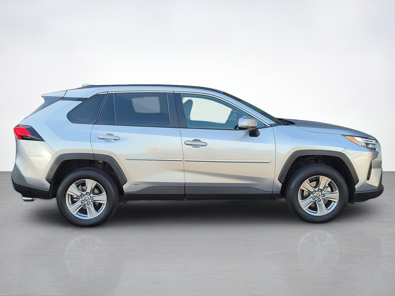 2023 Toyota RAV4 Hybrid LE — foto completa 7 de 45