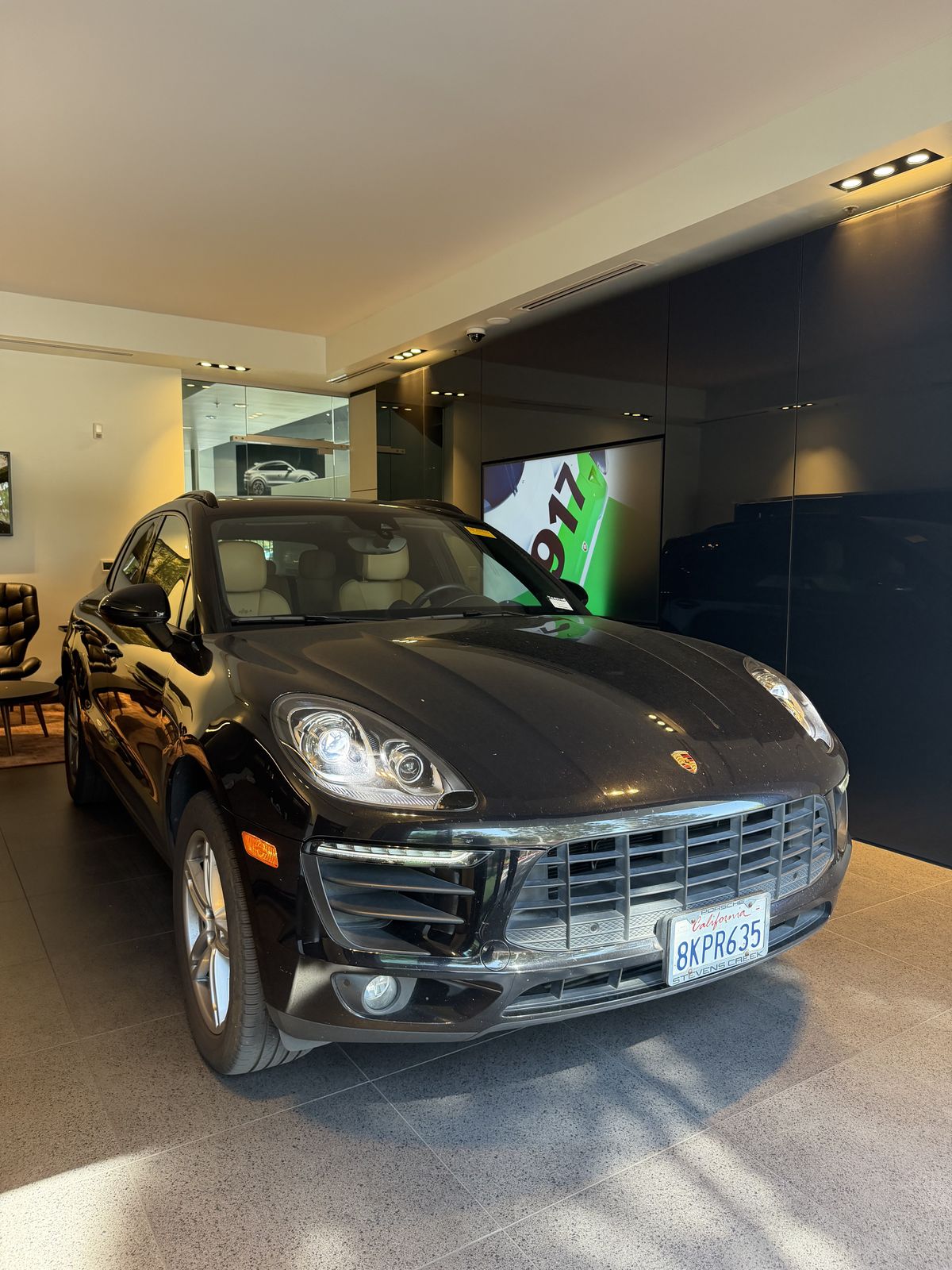 2018 Porsche Macan Base — full photo 2 of 7