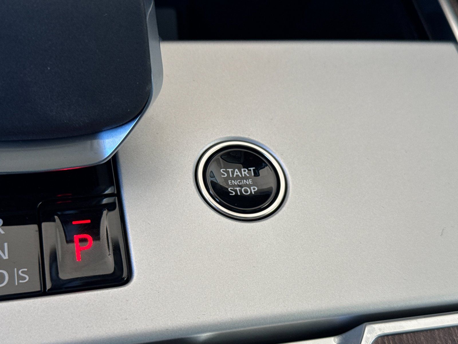 2025 Land Rover Range Rover SE — full photo 23 of 30
