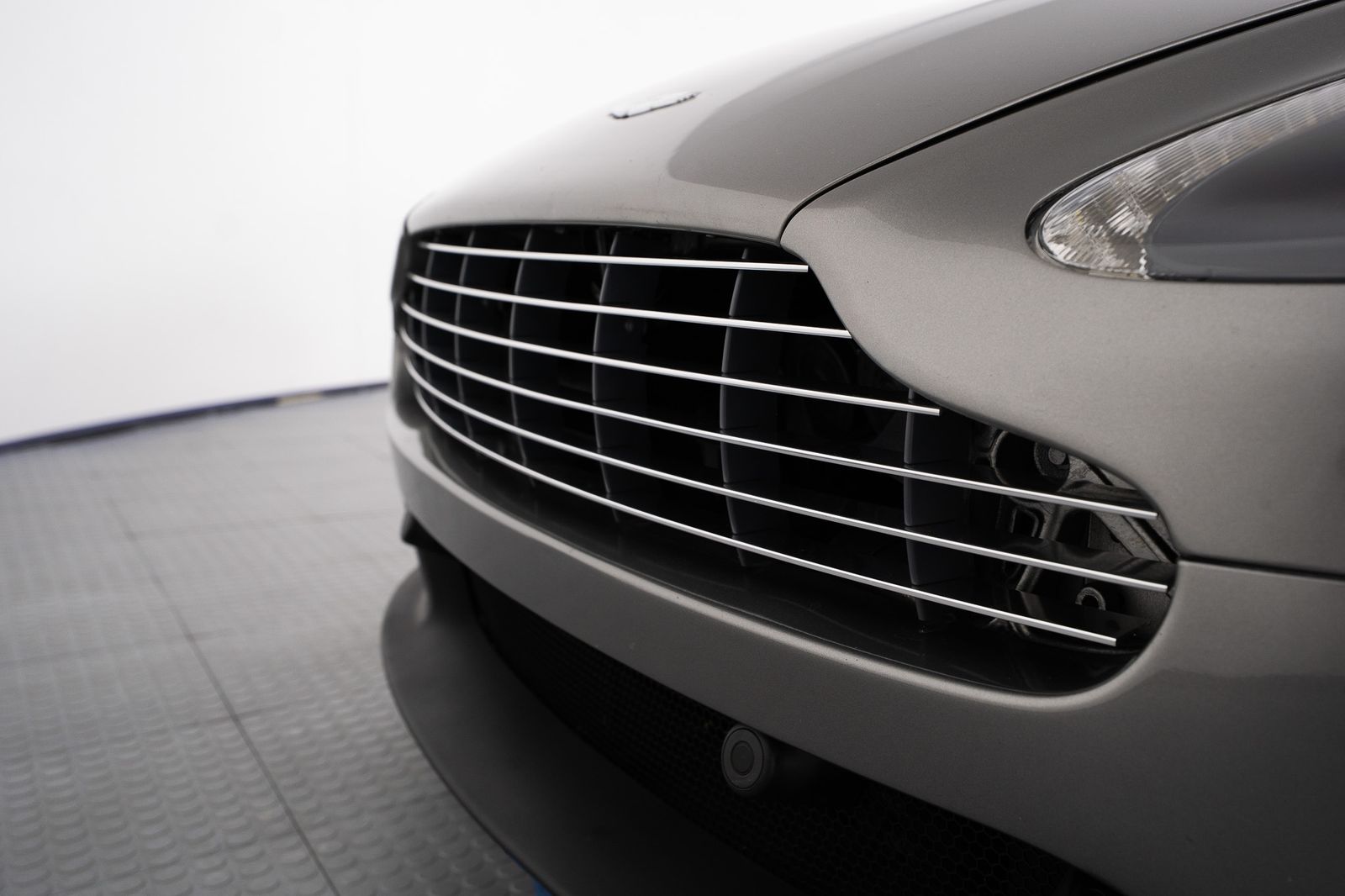 2012 Aston Martin V8 Vantage — full photo 11 of 50