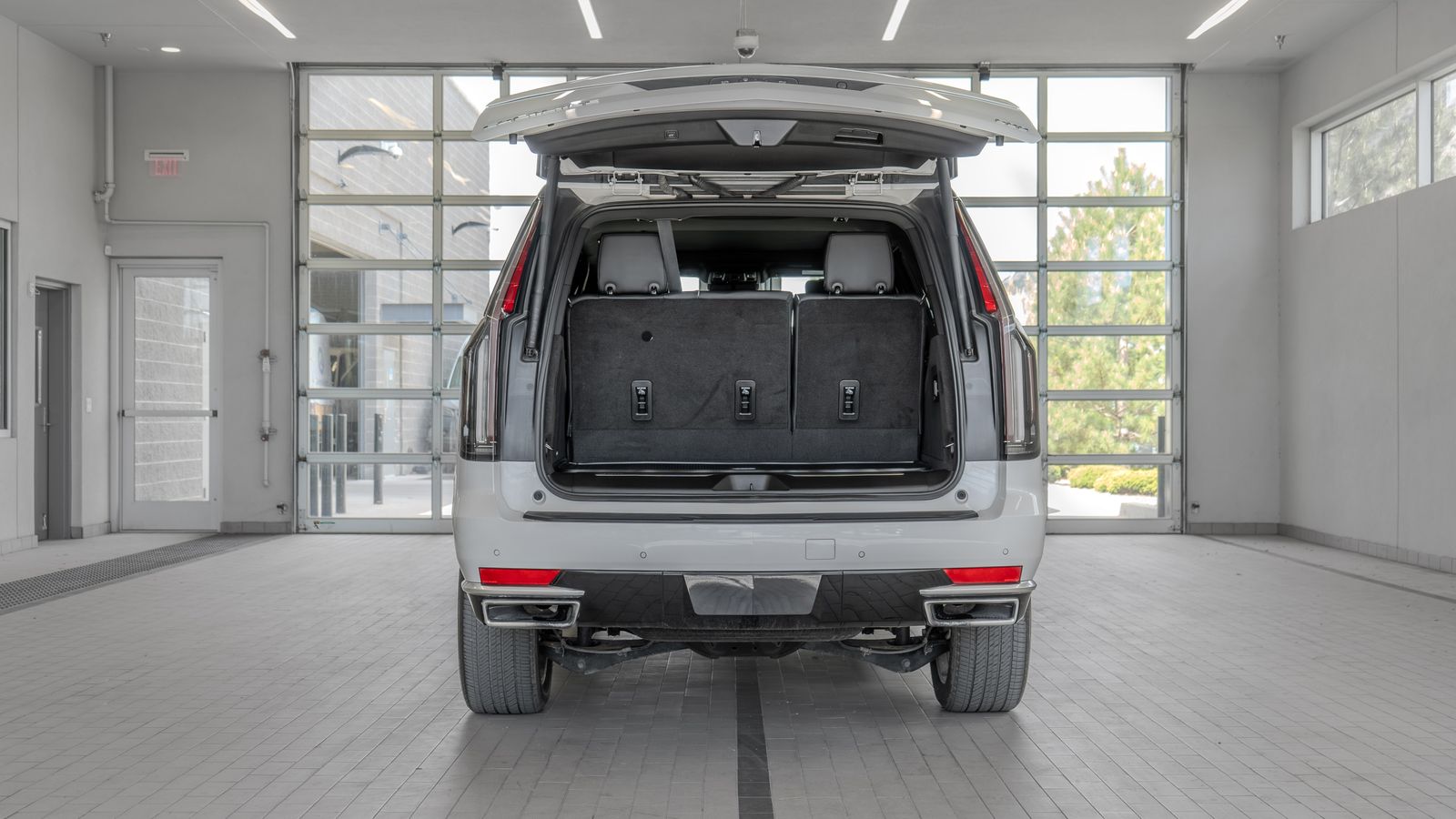2023 Cadillac Escalade Premium Luxury — full photo 16 of 35