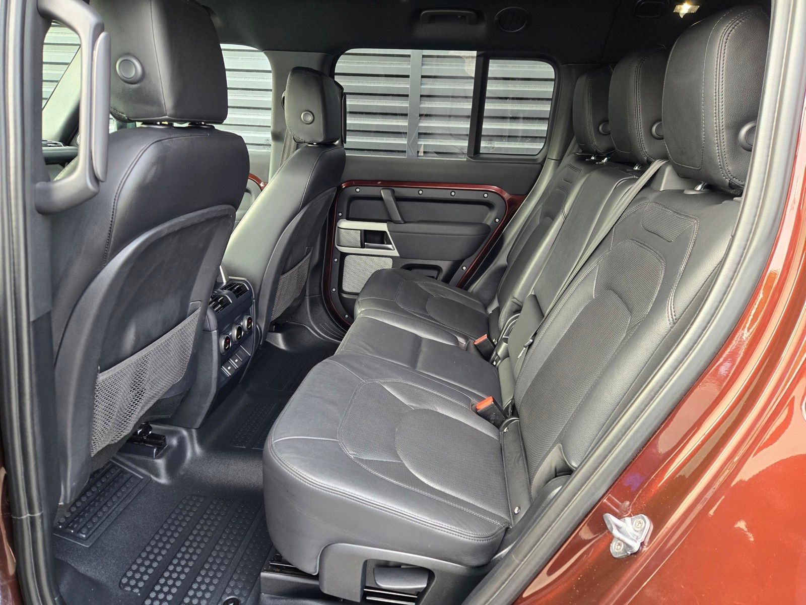 2023 Land Rover Defender 130 SE — foto completa 10 de 45