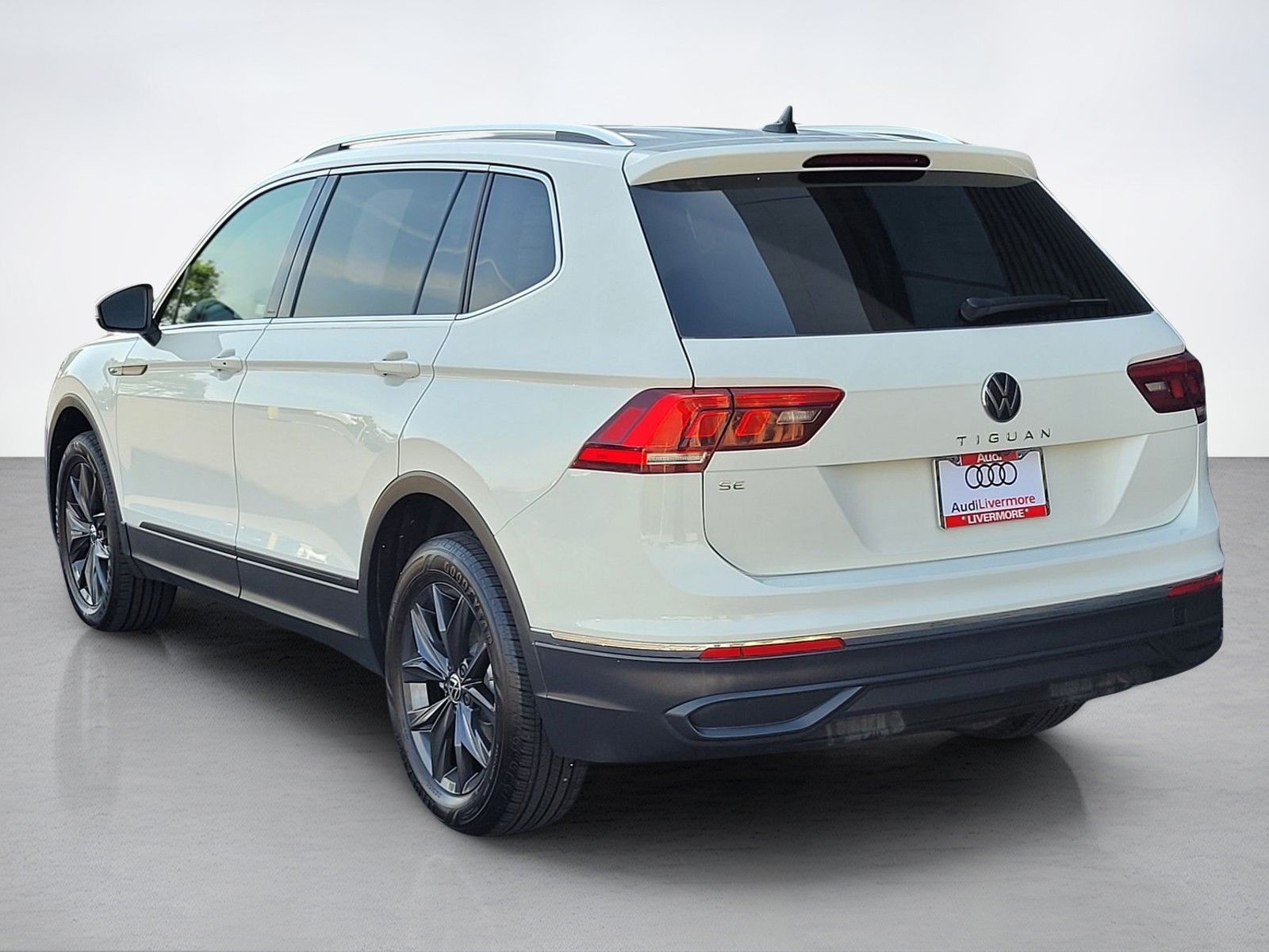 2024 Volkswagen Tiguan 2.0T SE — full photo 4 of 45