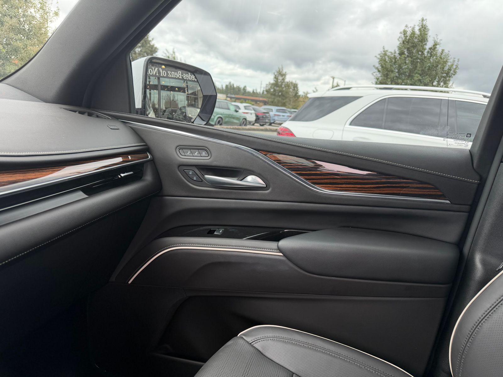 2024 Cadillac Escalade Premium Luxury — full photo 7 of 7