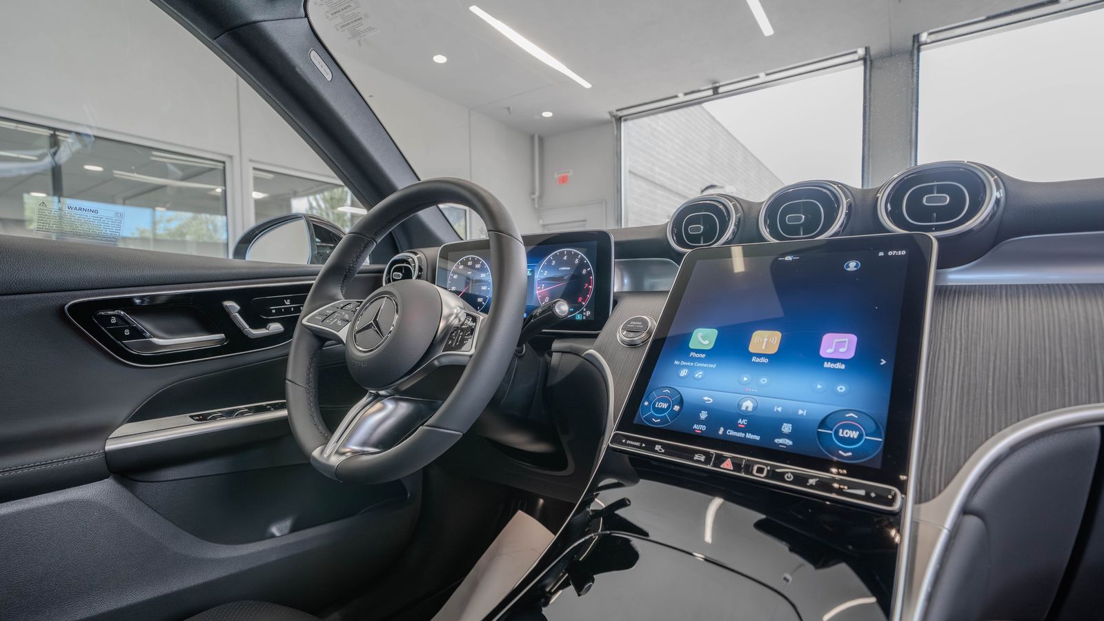 2026 Mercedes-Benz GLC GLC 300 — full photo 19 of 35