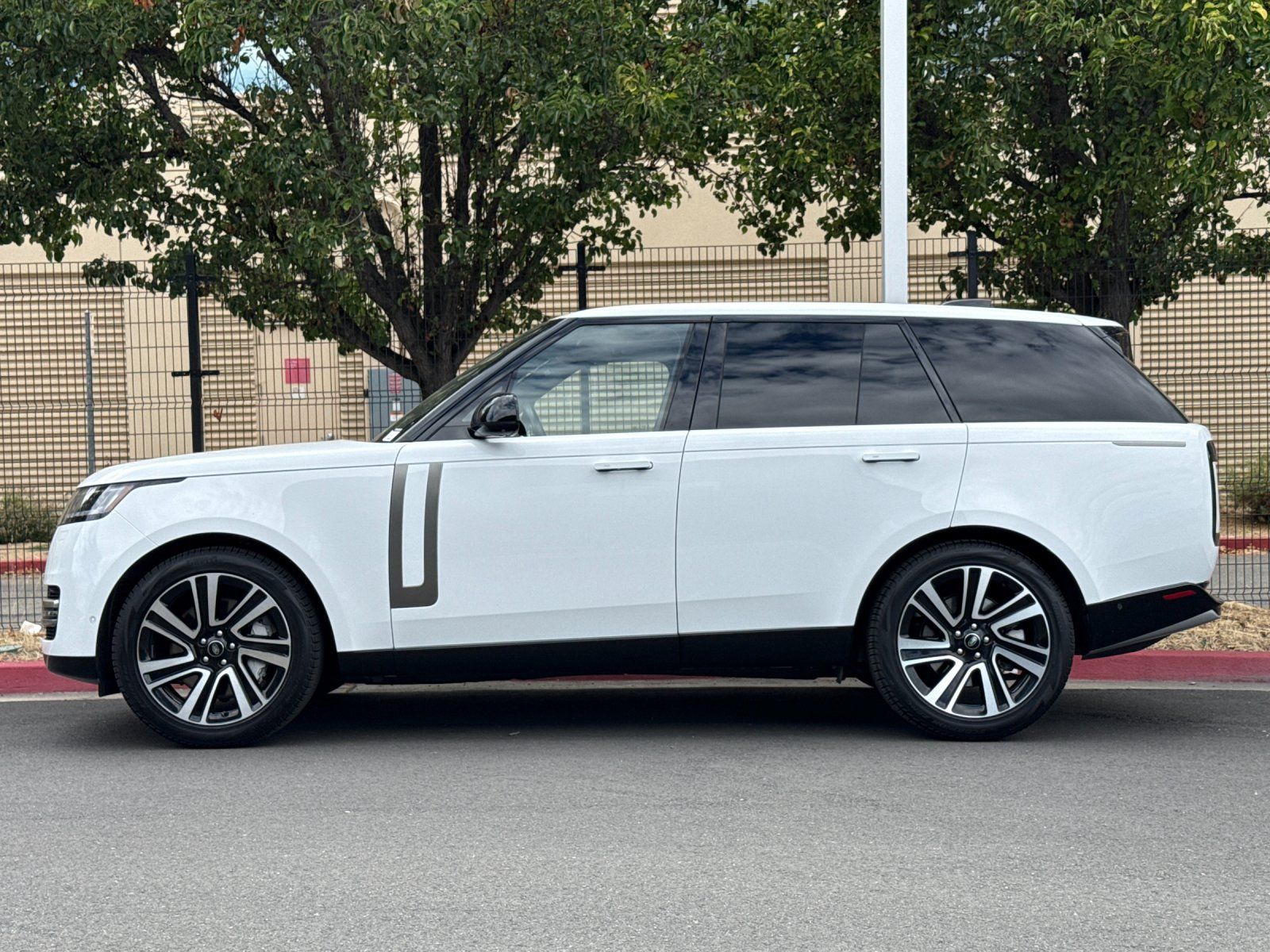2023 Land Rover Range Rover SE — full photo 2 of 29