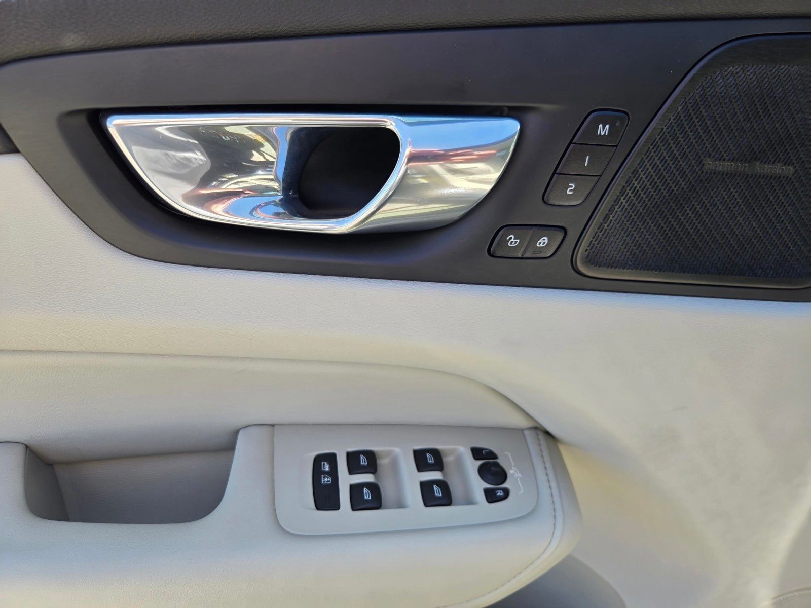 2023 Volvo XC60 B5 Ultimate Dark Theme — foto completa 18 de 45