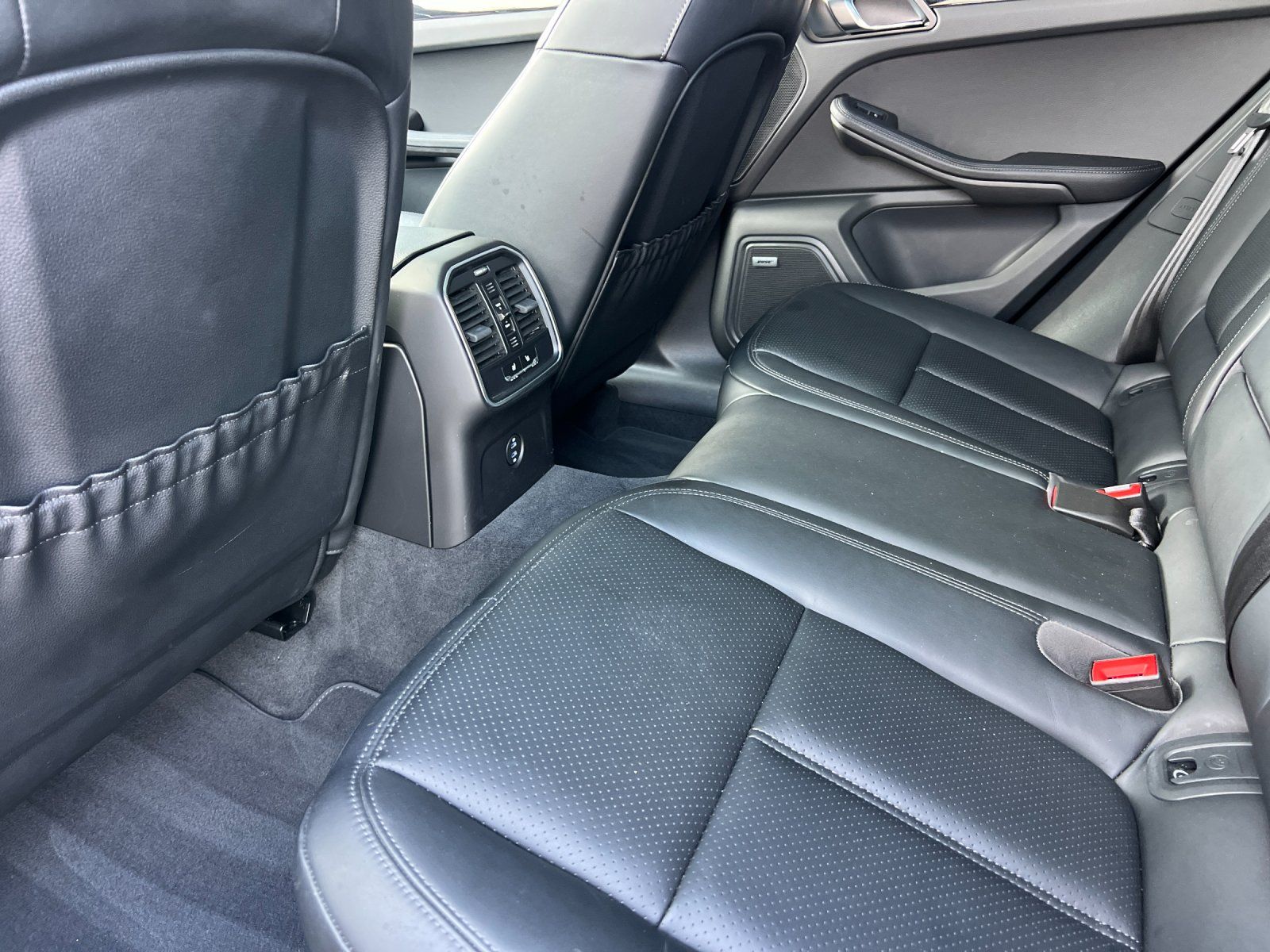 2025 Porsche Macan Base — full photo 13 of 28