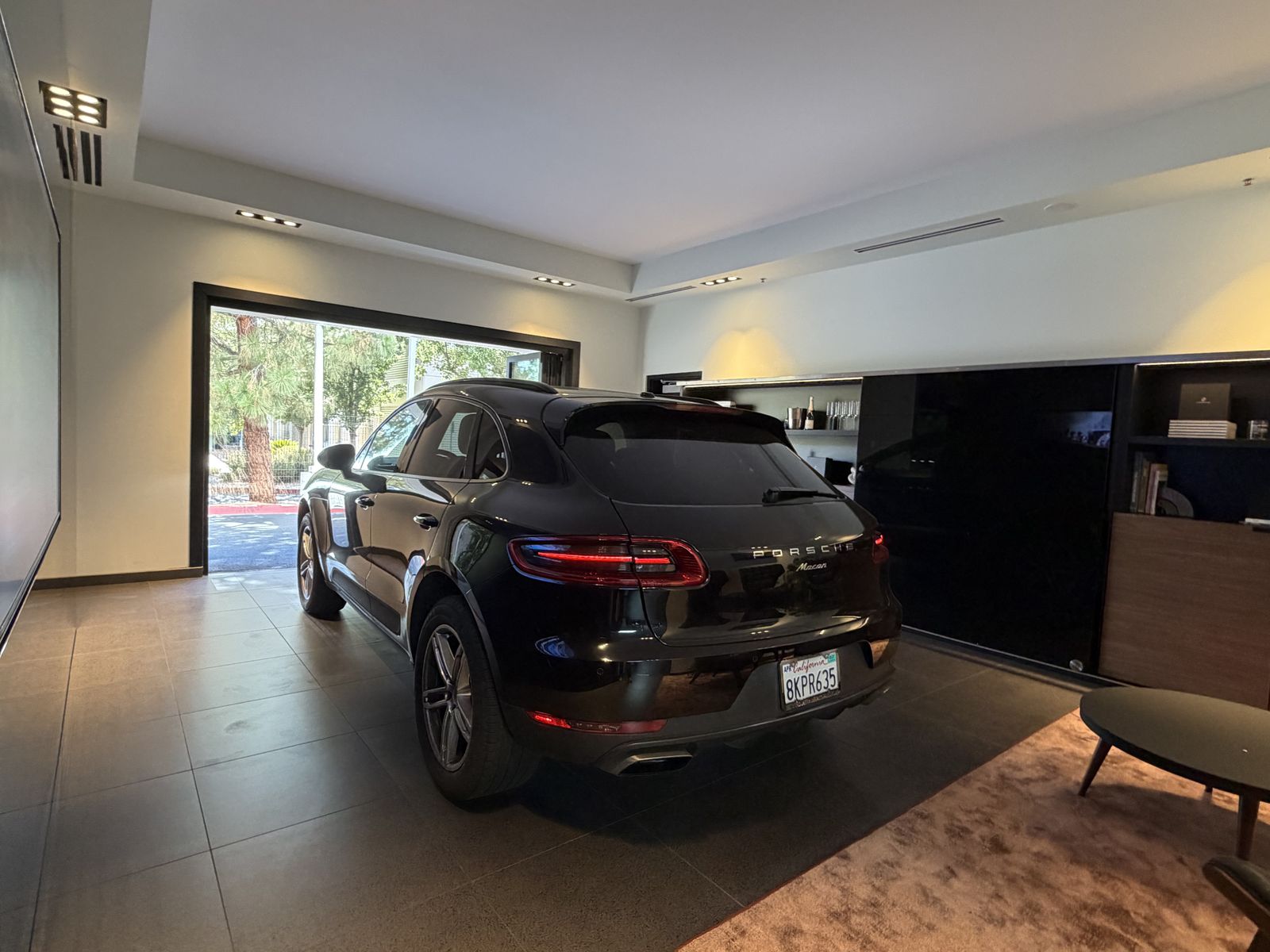 2018 Porsche Macan Base — full photo 6 of 7