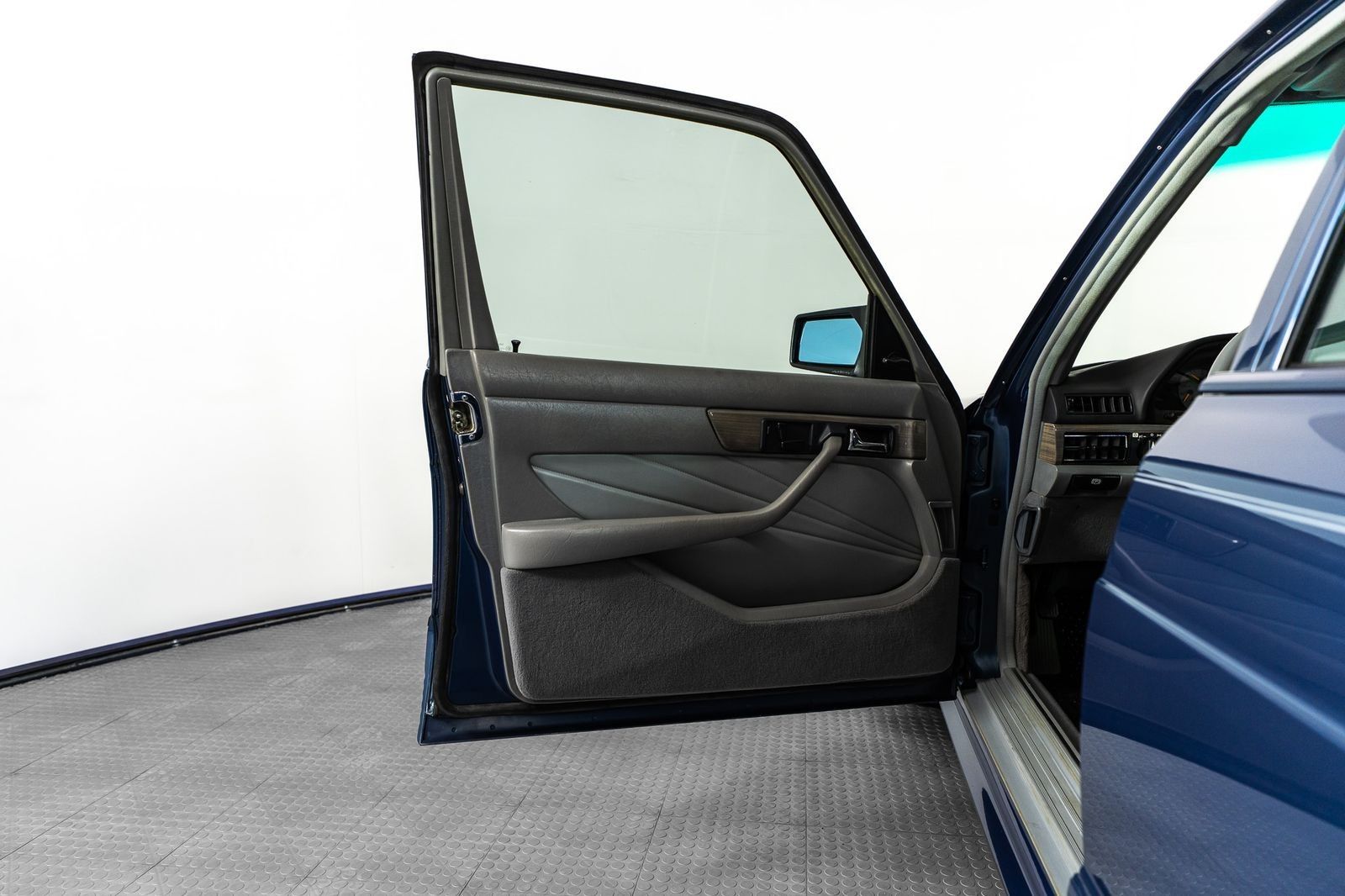 1984 Mercedes-Benz 500-Class 500 SEL — full photo 50 of 58