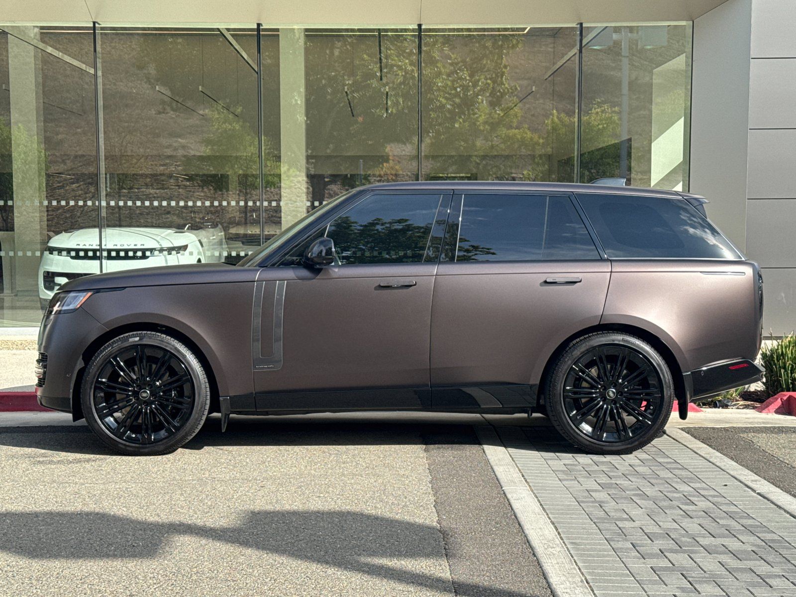 2025 Land Rover Range Rover Autobiography — full photo 3 of 30
