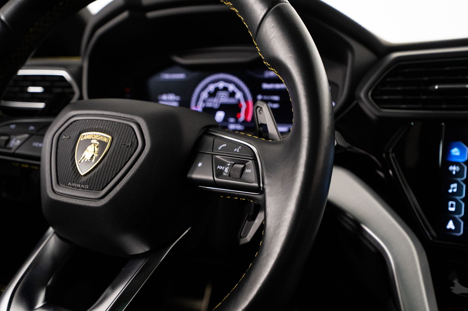 2020 Lamborghini Urus Base — full photo 35 of 53