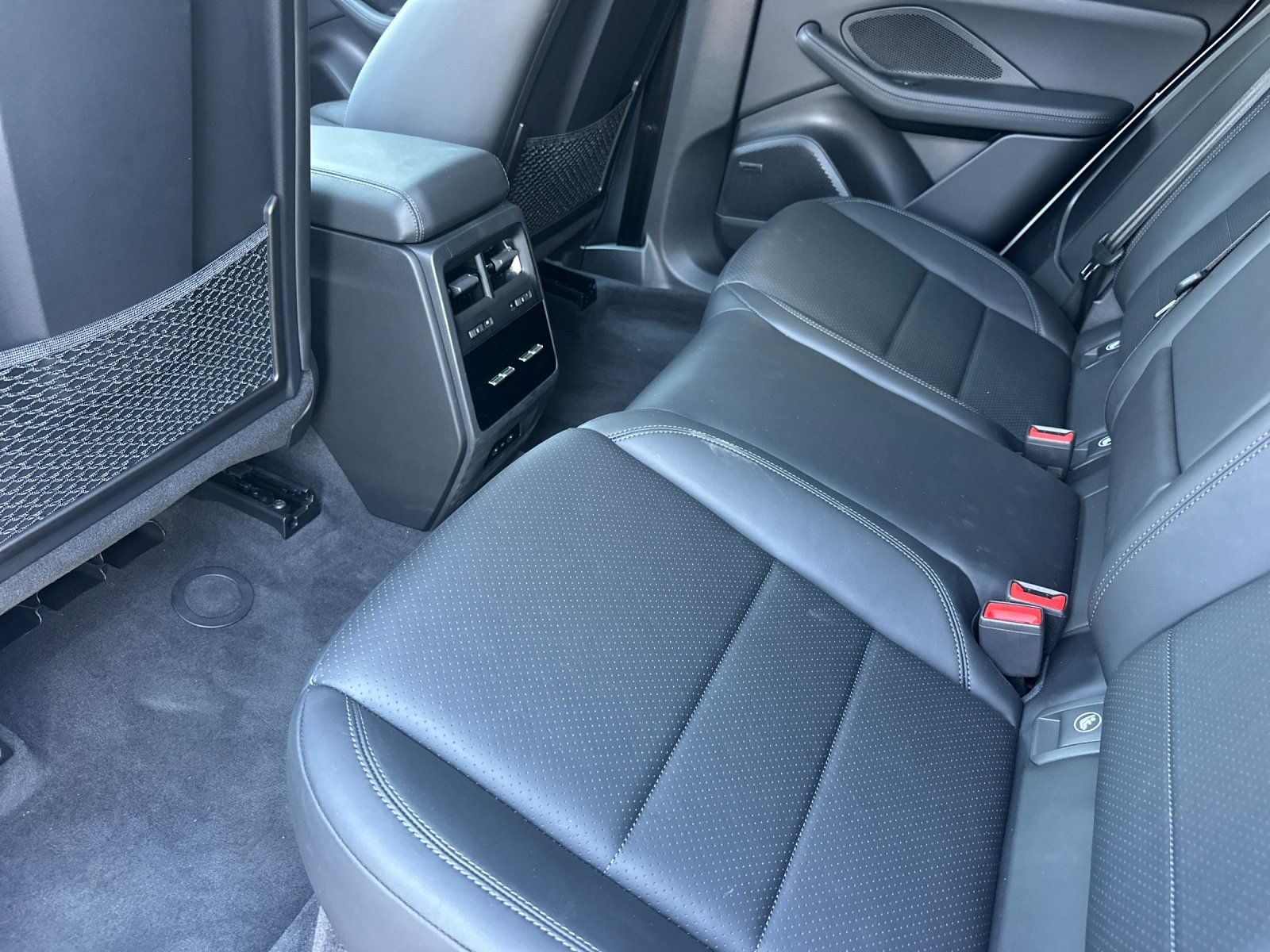 2025 Porsche Macan Electric Base — full photo 13 of 29