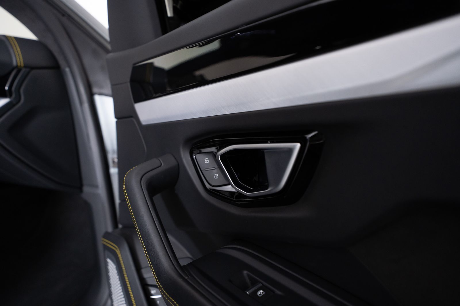 2020 Lamborghini Urus Base — full photo 28 of 53