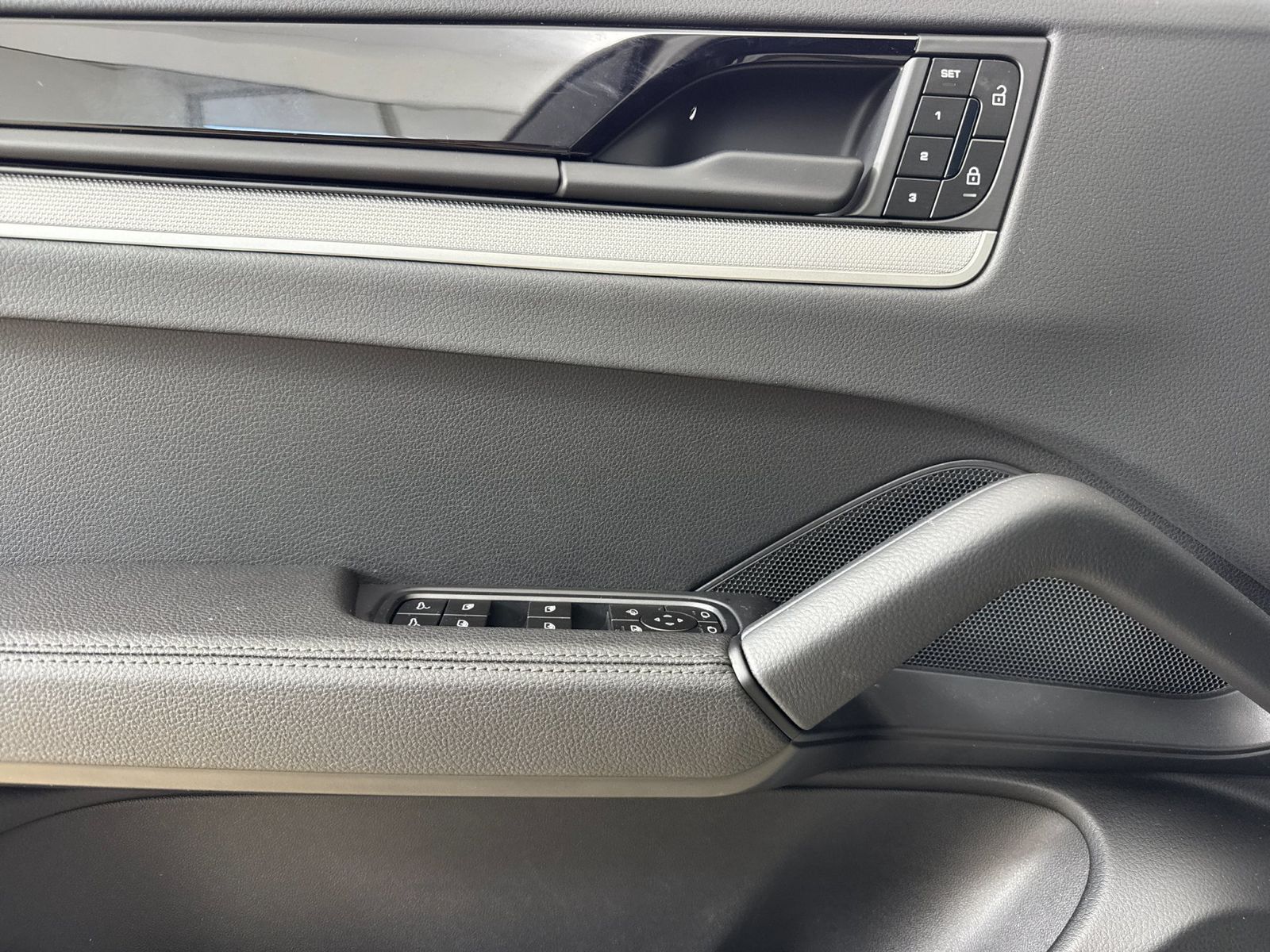 2026 Porsche Cayenne S — full photo 12 of 29