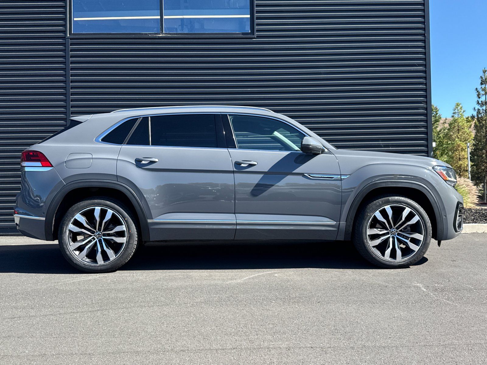 2021 Volkswagen Atlas Cross Sport 3.6L V6 SEL Premium R-Line — full photo 9 of 28