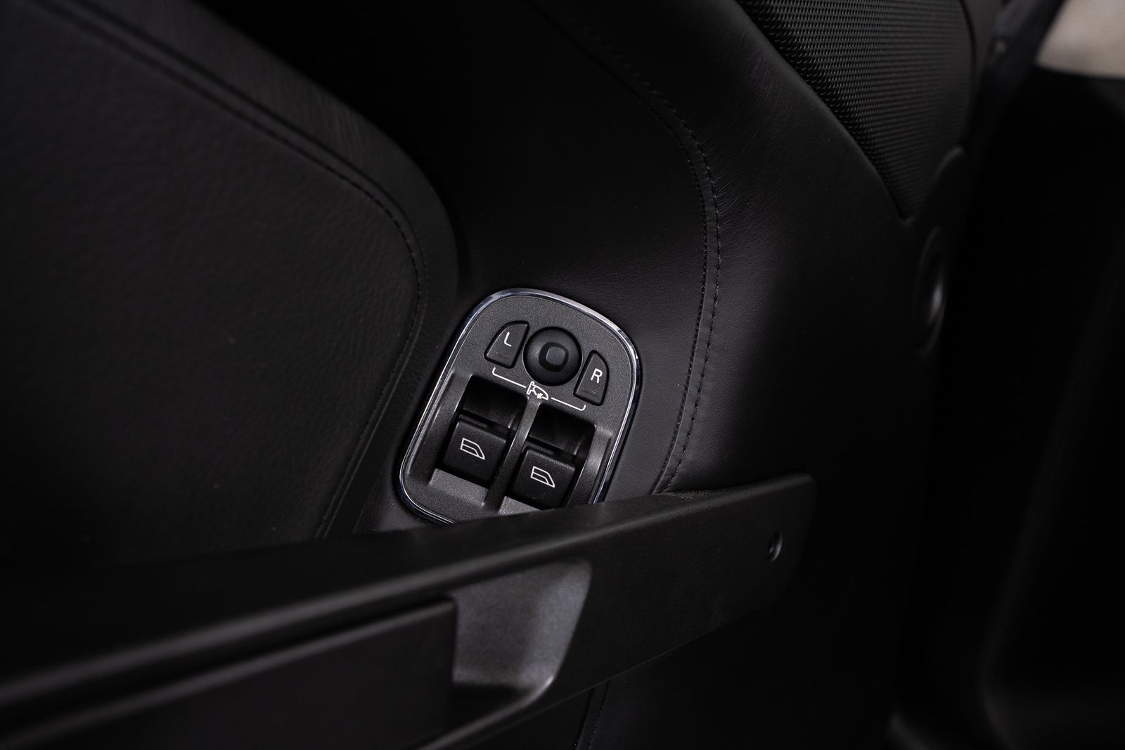 2012 Aston Martin V8 Vantage — full photo 19 of 50