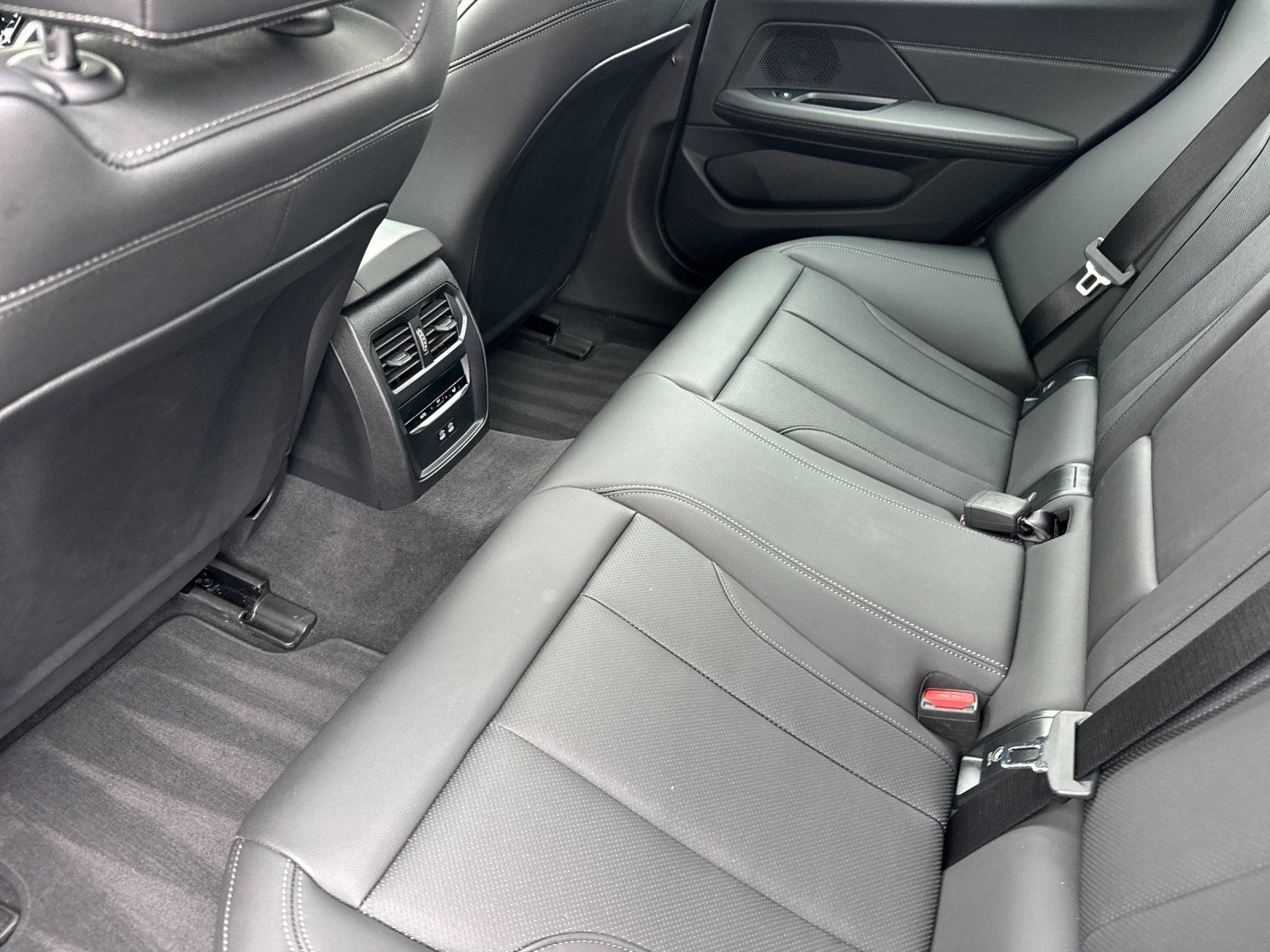 2025 BMW i4 eDrive40 — full photo 11 of 28