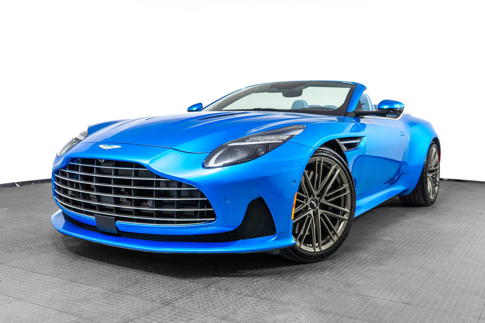 2024 Aston Martin DB12 Volante — full photo 1 of 55