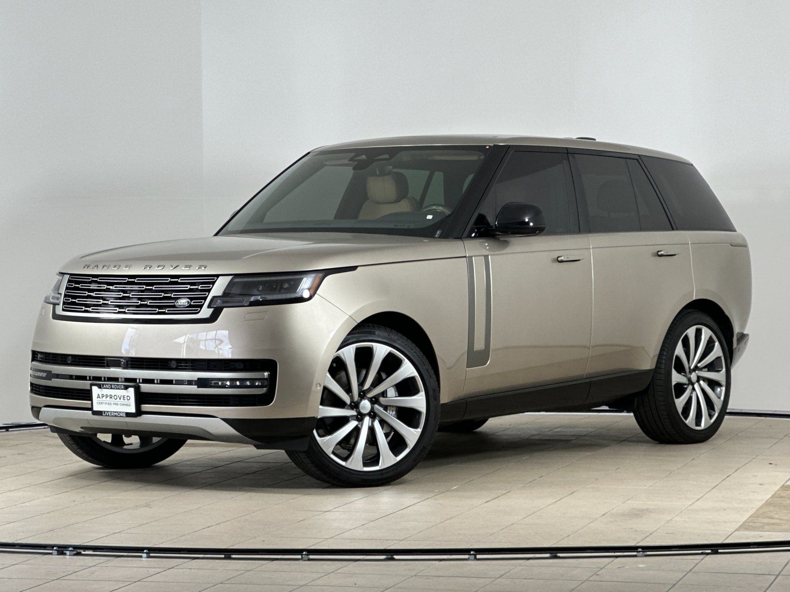 2025 Land Rover Range Rover SE — photo 1 of 29