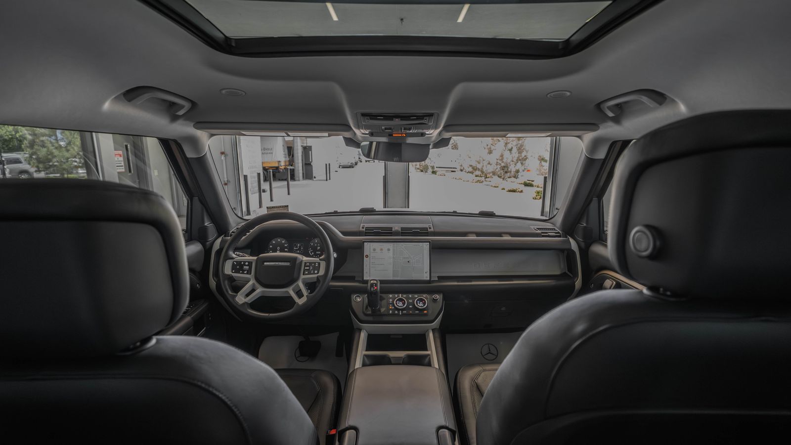 2025 Land Rover Defender 90 S — foto completa 26 de 33