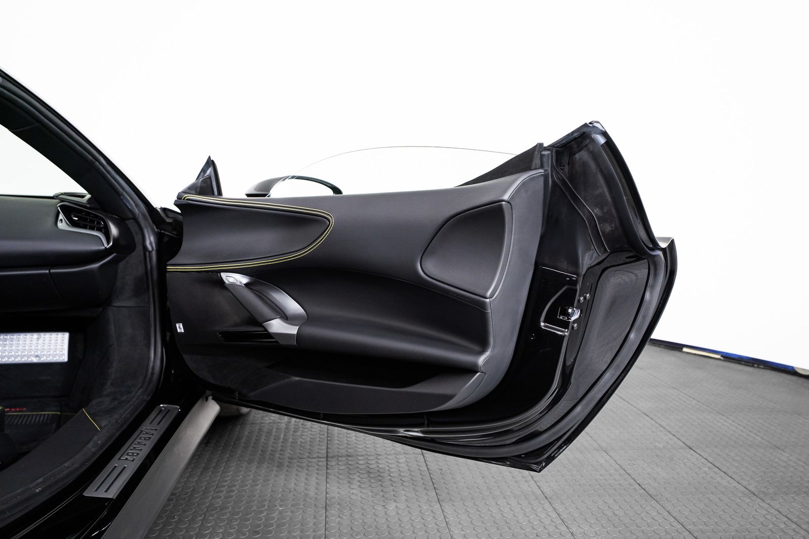 2023 Ferrari SF90 Spider — full photo 28 of 52