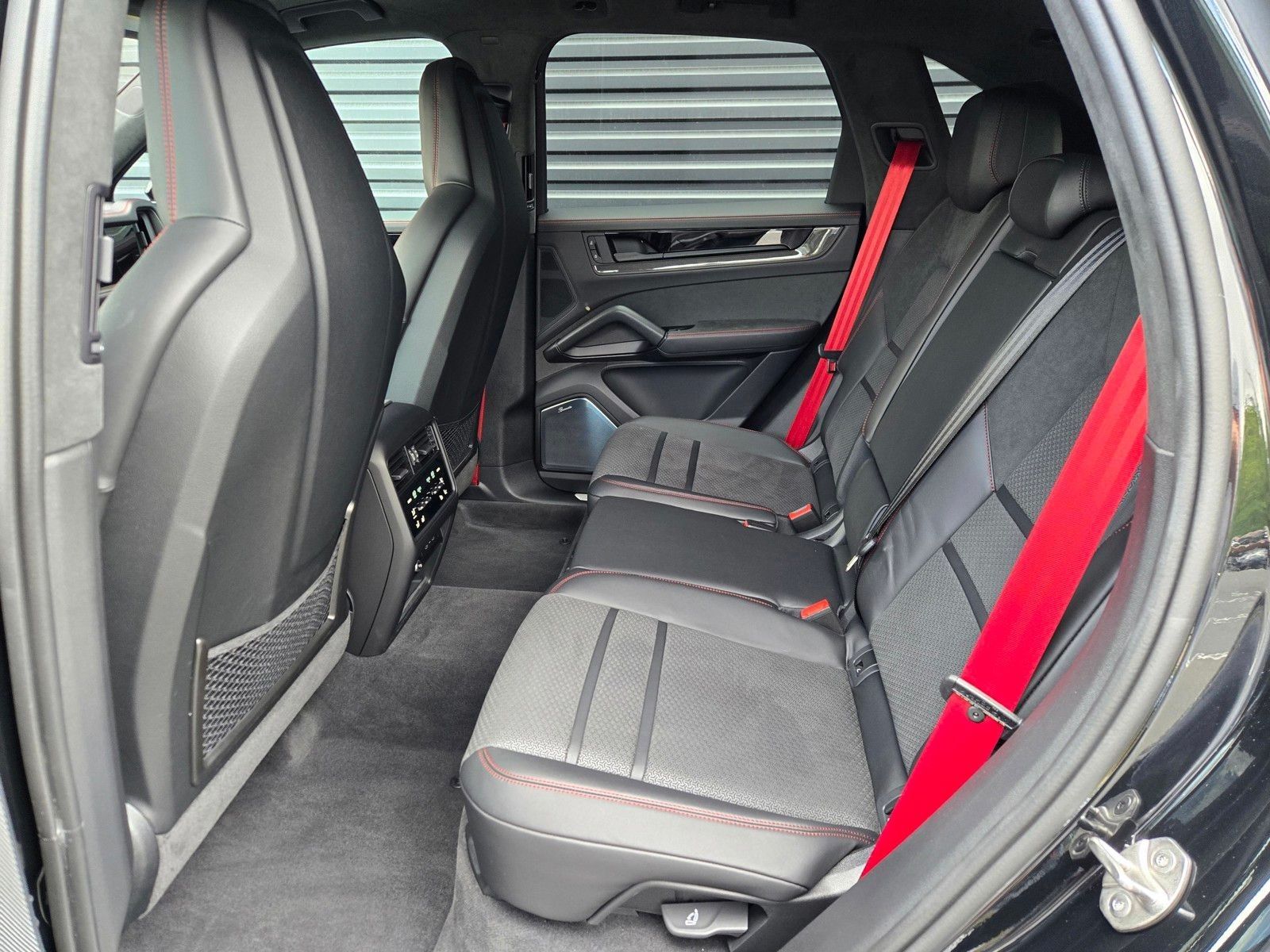 2026 Porsche Cayenne GTS — full photo 19 of 27