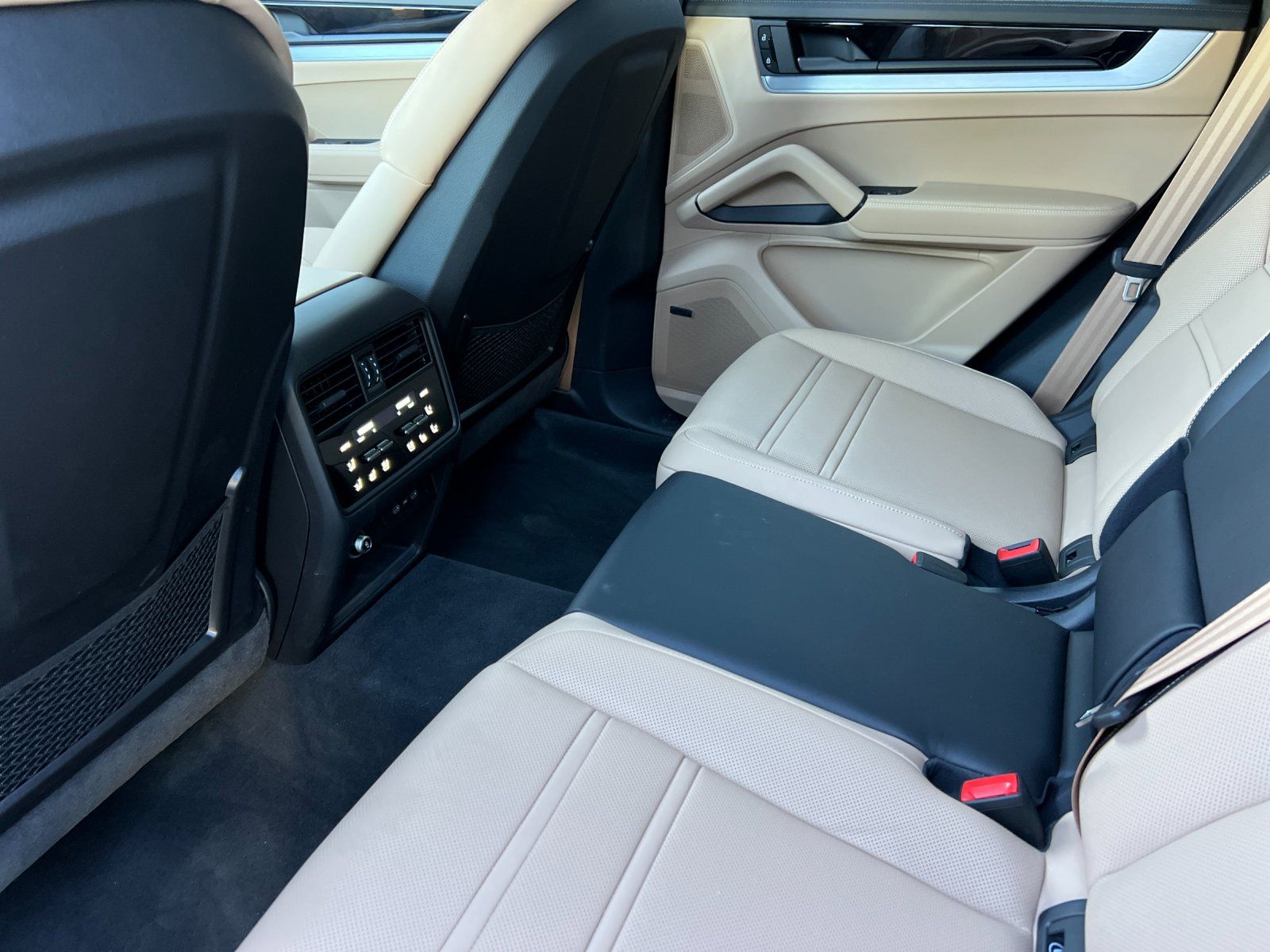 2026 Porsche Cayenne GTS — full photo 13 of 29