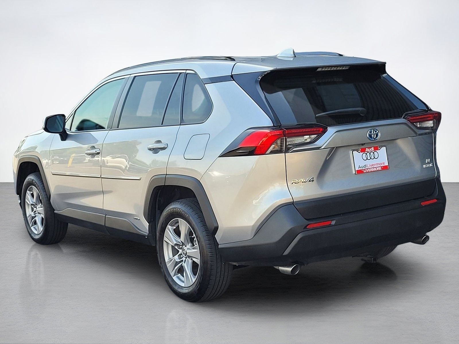 2023 Toyota RAV4 Hybrid LE — foto completa 4 de 45