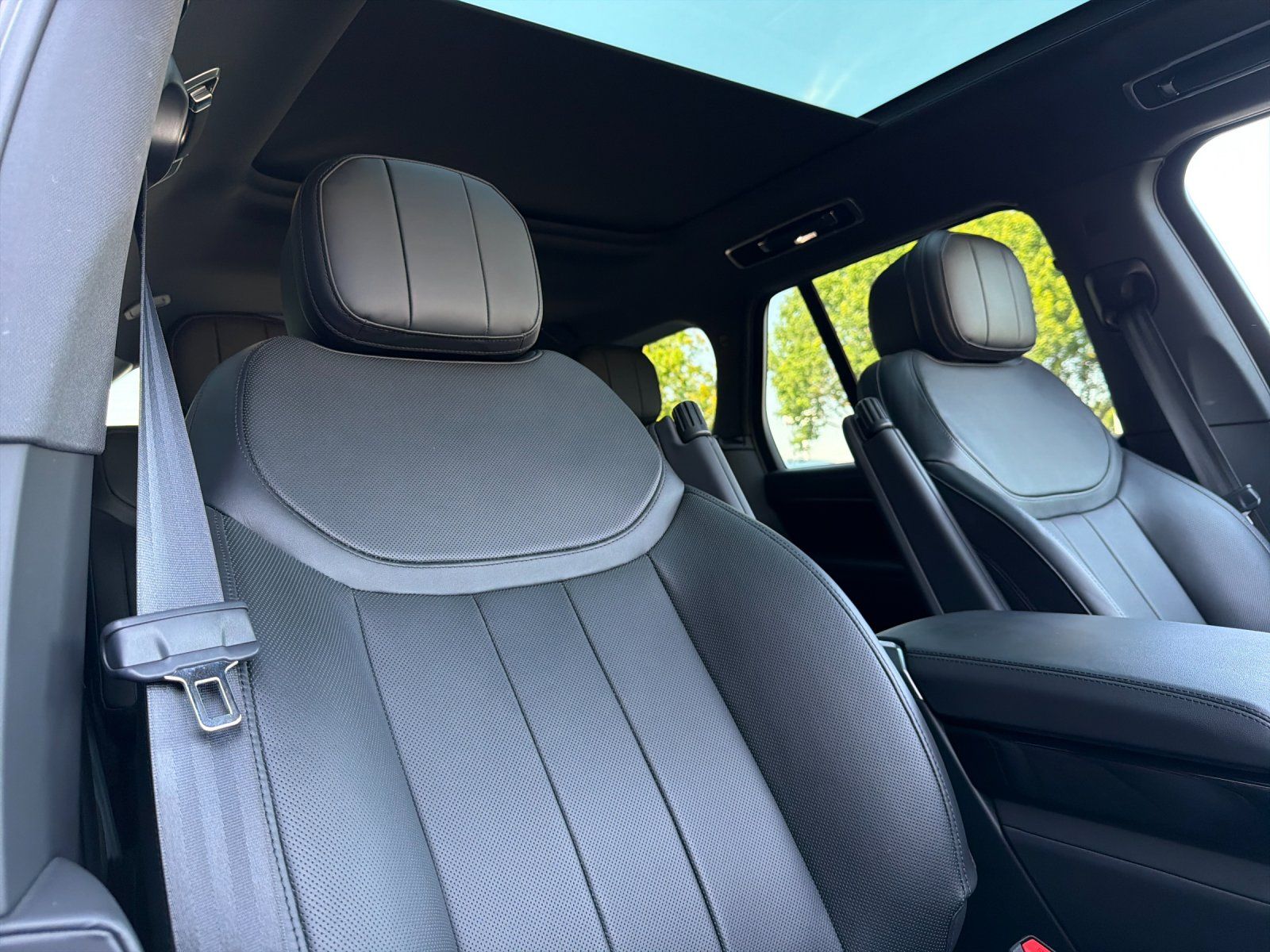 2023 Land Rover Range Rover SE — full photo 16 of 29