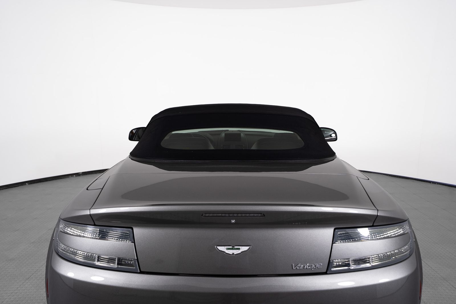 2012 Aston Martin V8 Vantage — foto completa 46 de 49