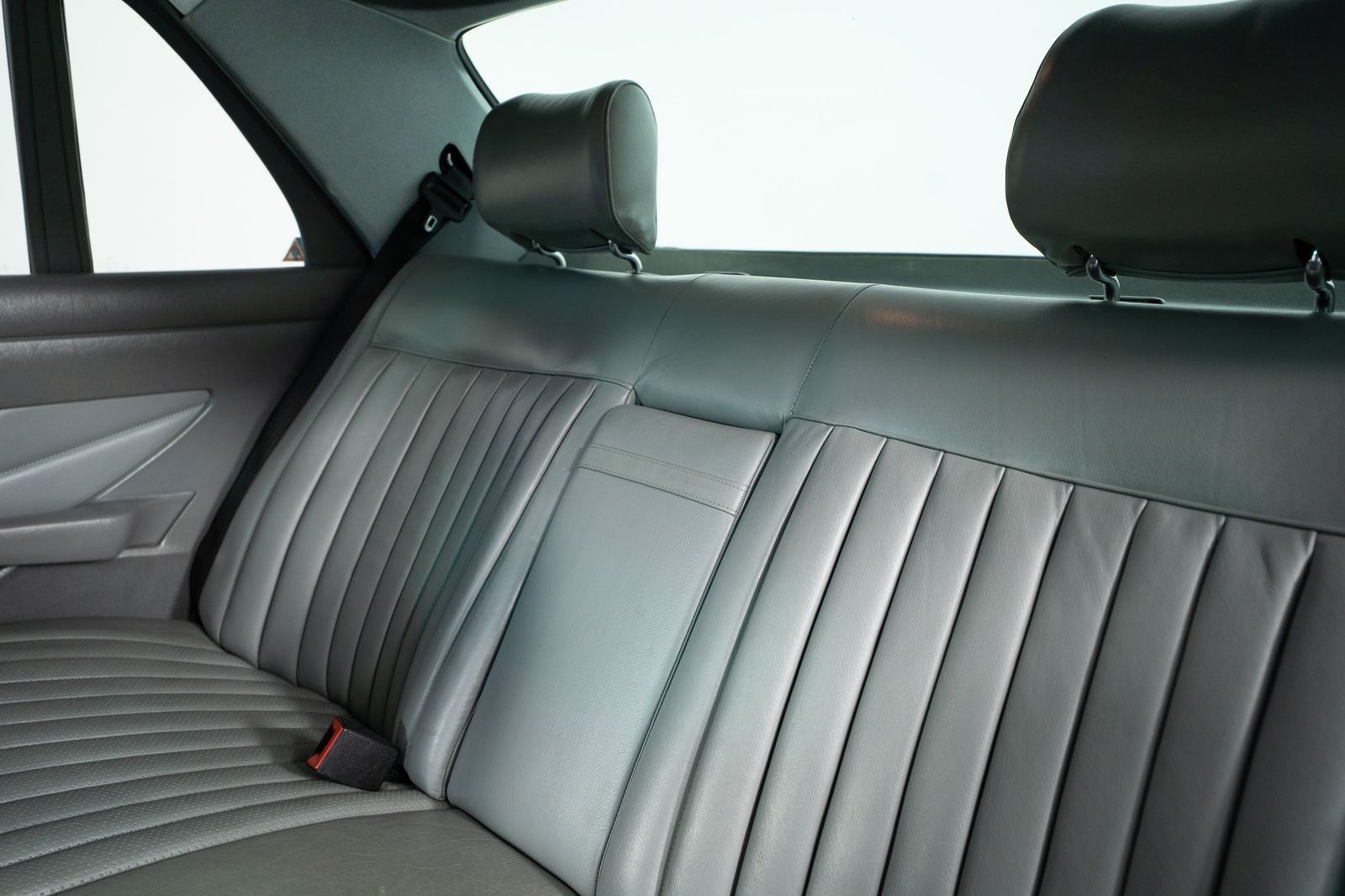1984 Mercedes-Benz 500-Class 500 SEL — full photo 44 of 58