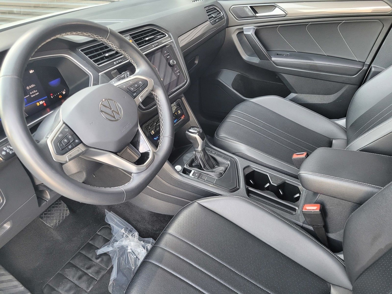 2024 Volkswagen Tiguan 2.0T SE — full photo 19 of 45