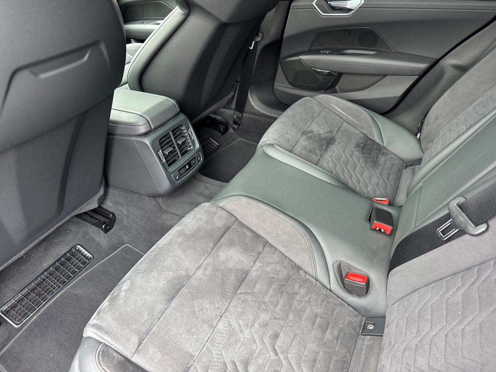 2023 Audi e-tron GT Premium Plus — full photo 11 of 27