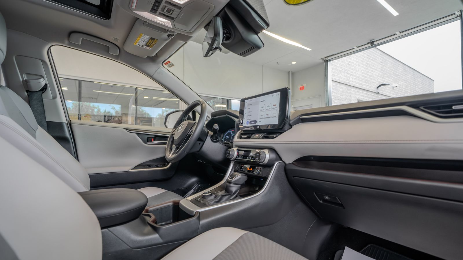2024 Toyota RAV4 Hybrid Limited — full photo 17 of 35