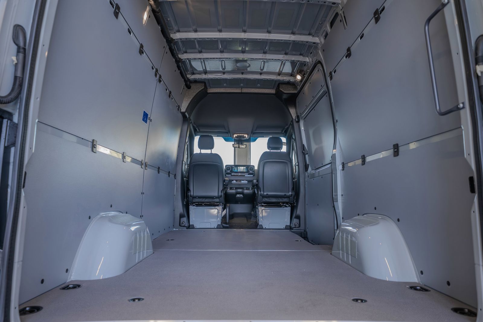 2025 Mercedes-Benz Sprinter 2500 Cargo 144 WB — foto completa 33 de 34