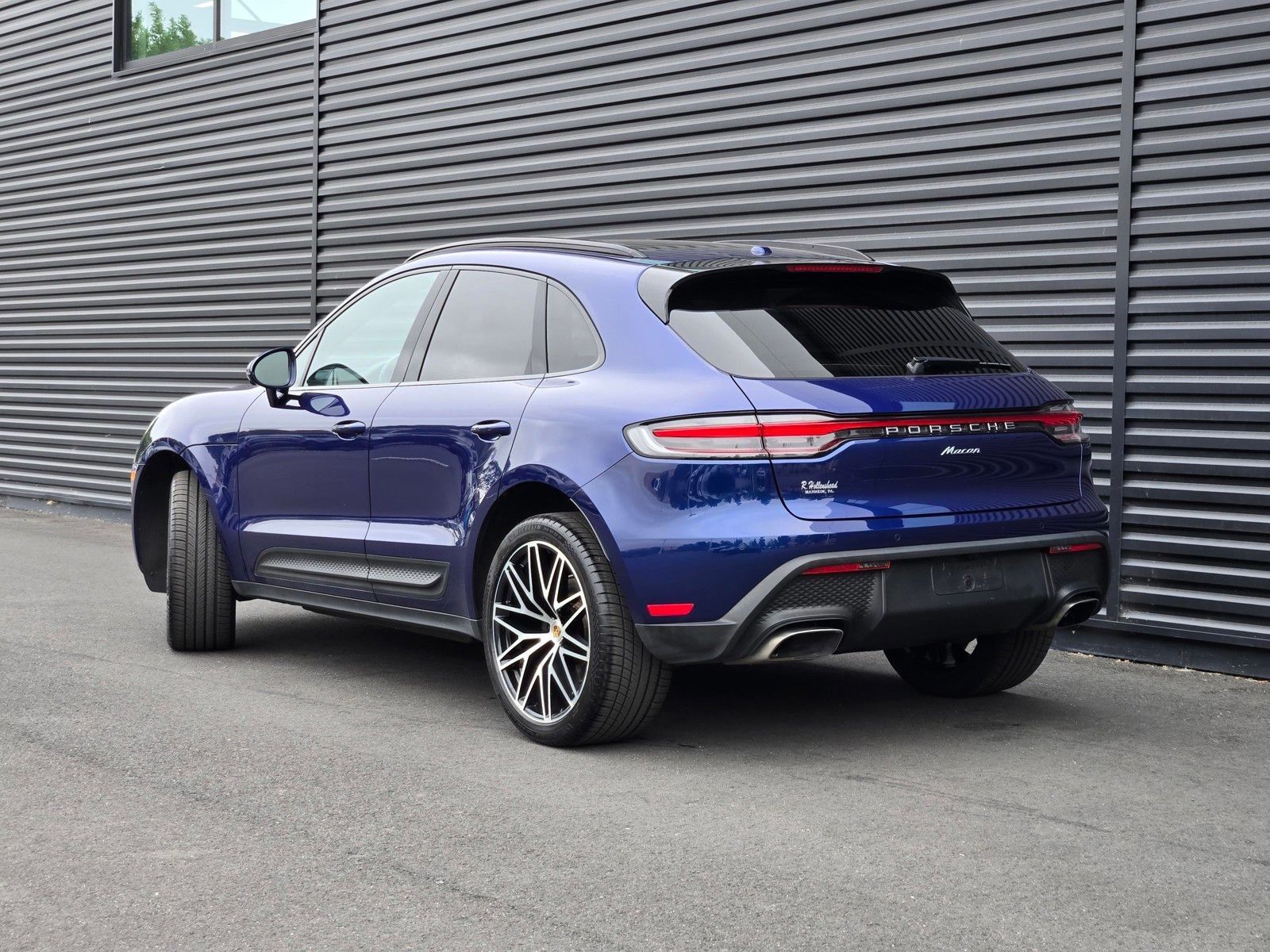 2024 Porsche Macan Base — full photo 3 of 27