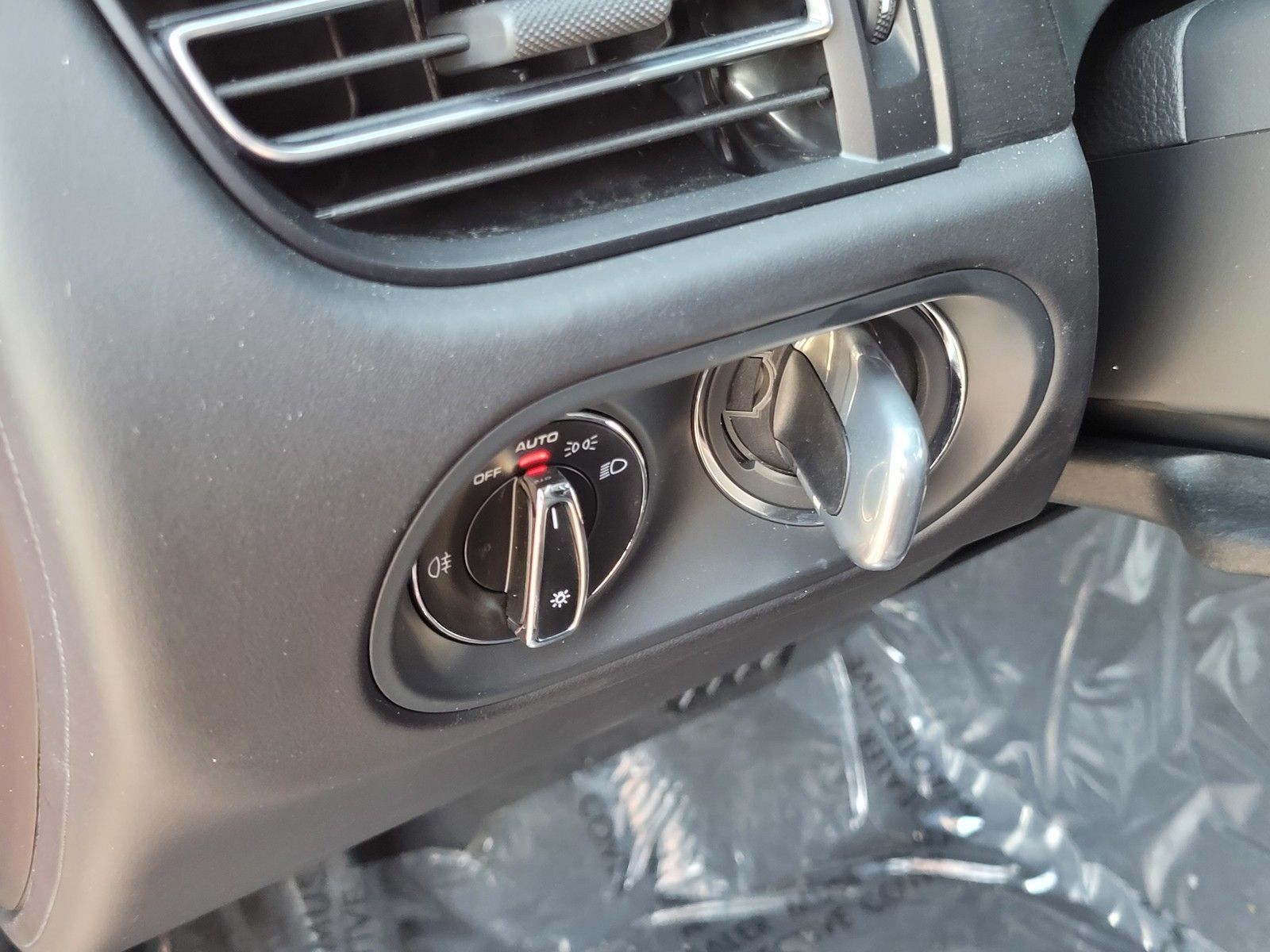 2026 Porsche Macan GTS — full photo 21 of 28