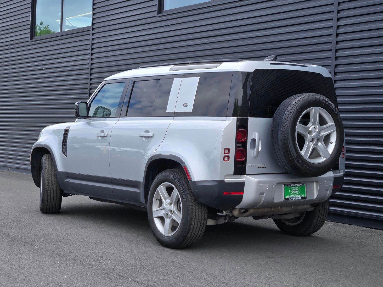 2020 Land Rover Defender 110 SE — full photo 4 of 45