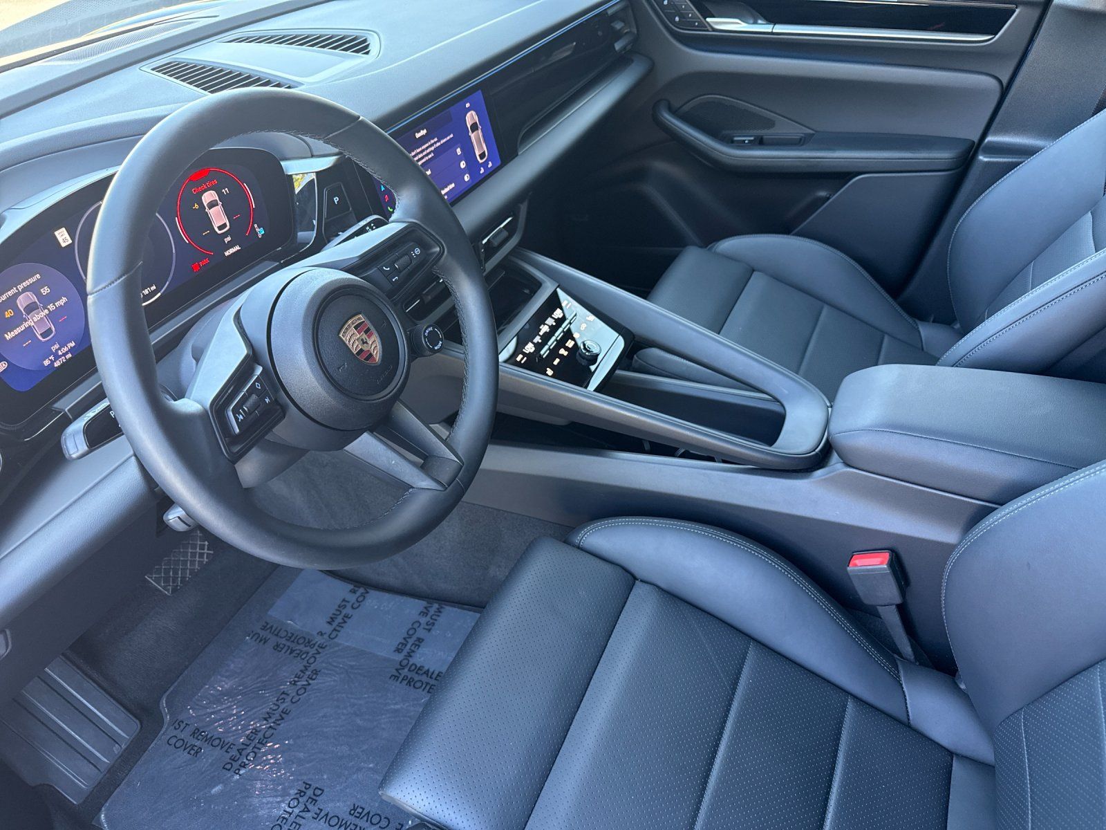 2025 Porsche Macan Electric 4 — full photo 4 of 28