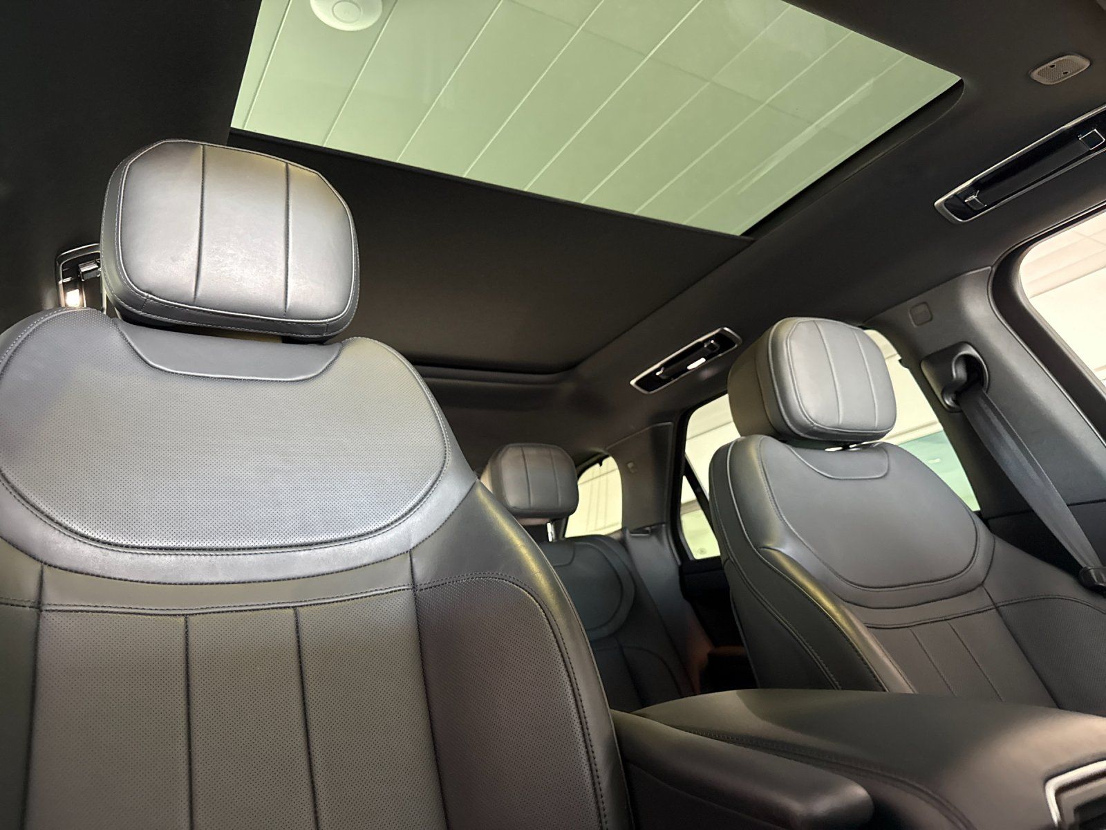 2025 Land Rover Range Rover Sport SE — full photo 16 of 29