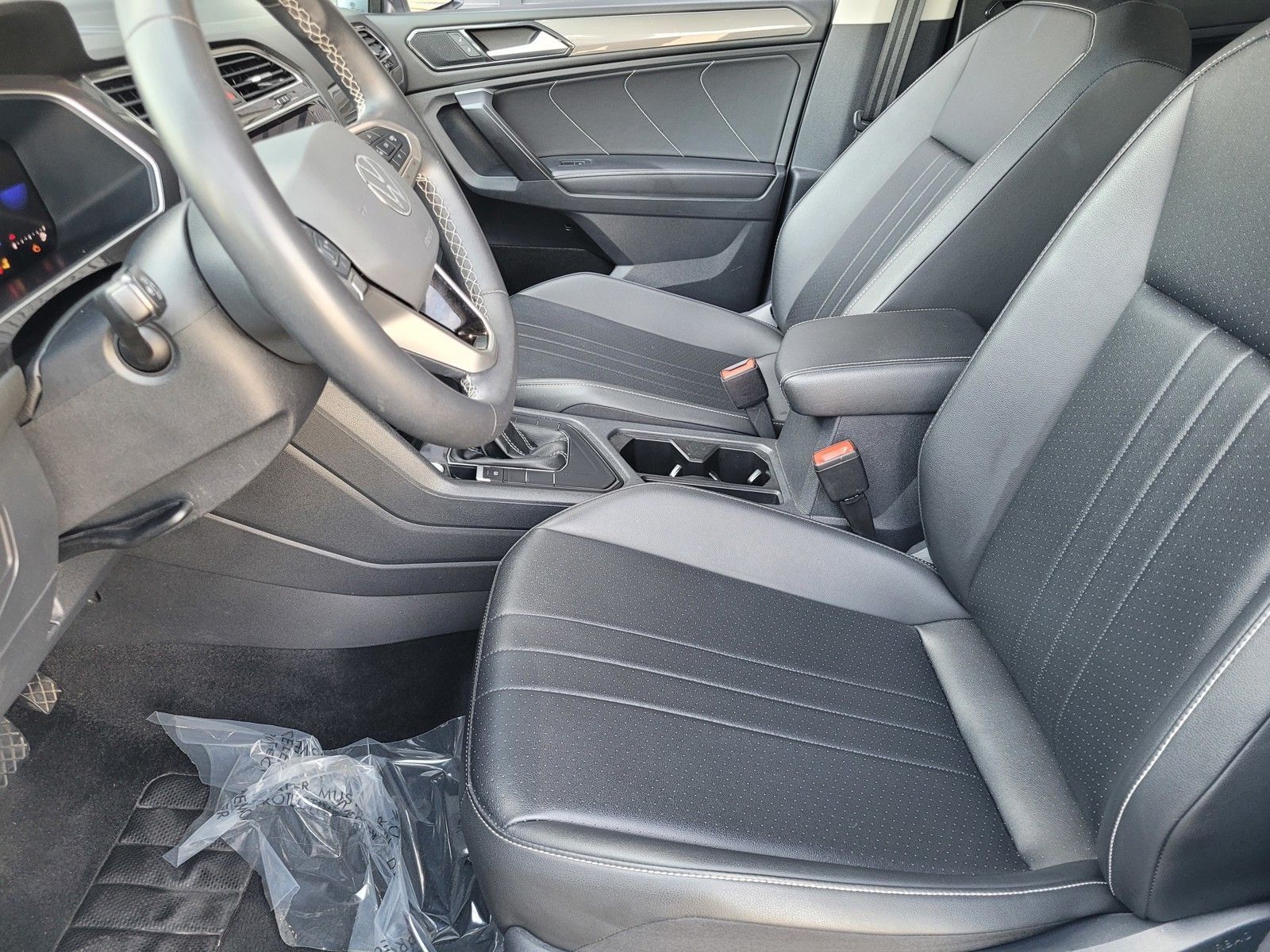 2024 Volkswagen Tiguan 2.0T SE — full photo 21 of 45